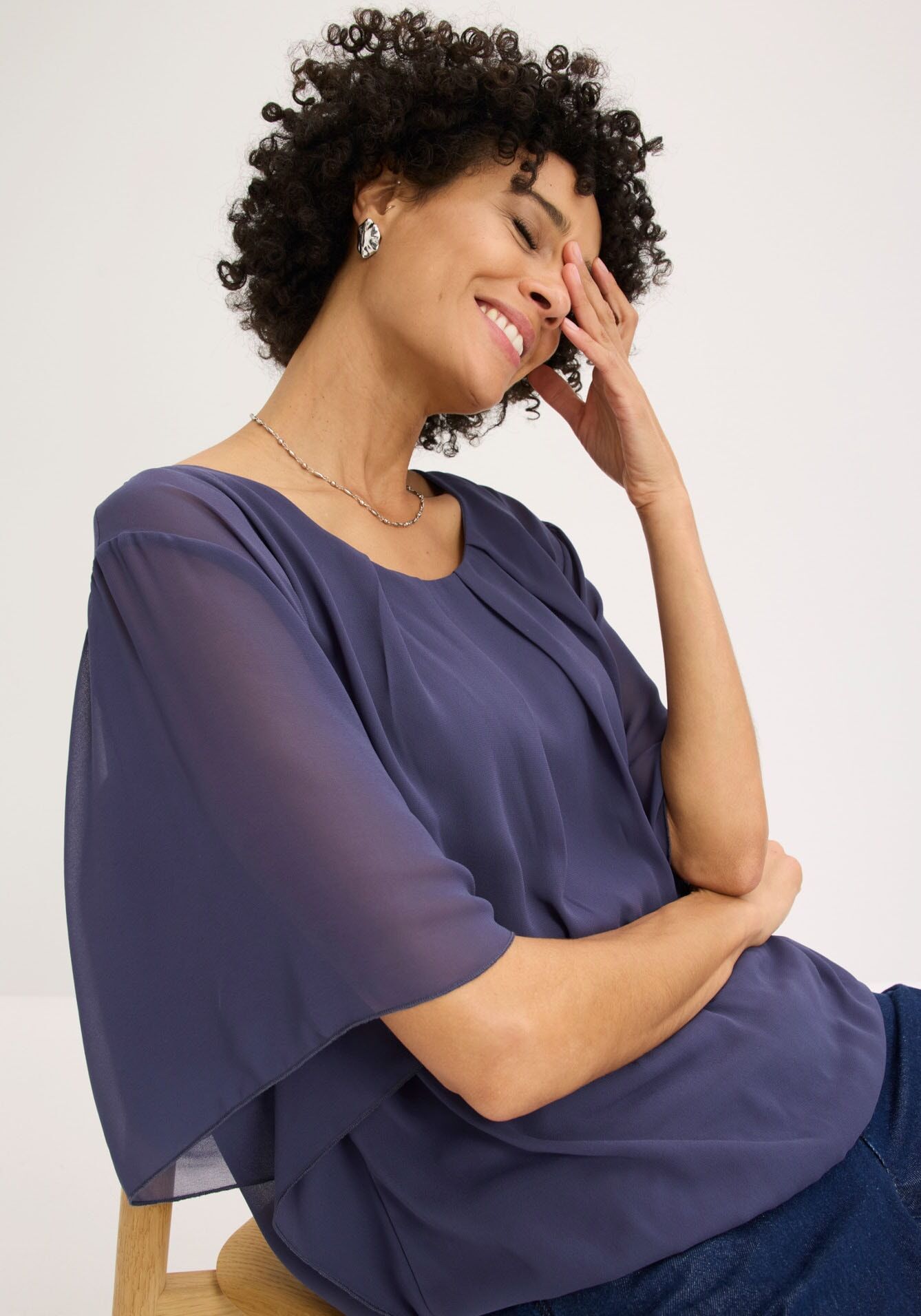 Chiffonbluse BONPRIX "Chiffonbluse mit Untertop", Damen, Gr. 40, blau (indigo), Web, Obermaterial: 100% Polyester. Futter: 100% Viskose, oversize, Blusen Chiffonbluse, Oversize-Passform, für festliche Anlässe, mit elastischem Bund indigo 40