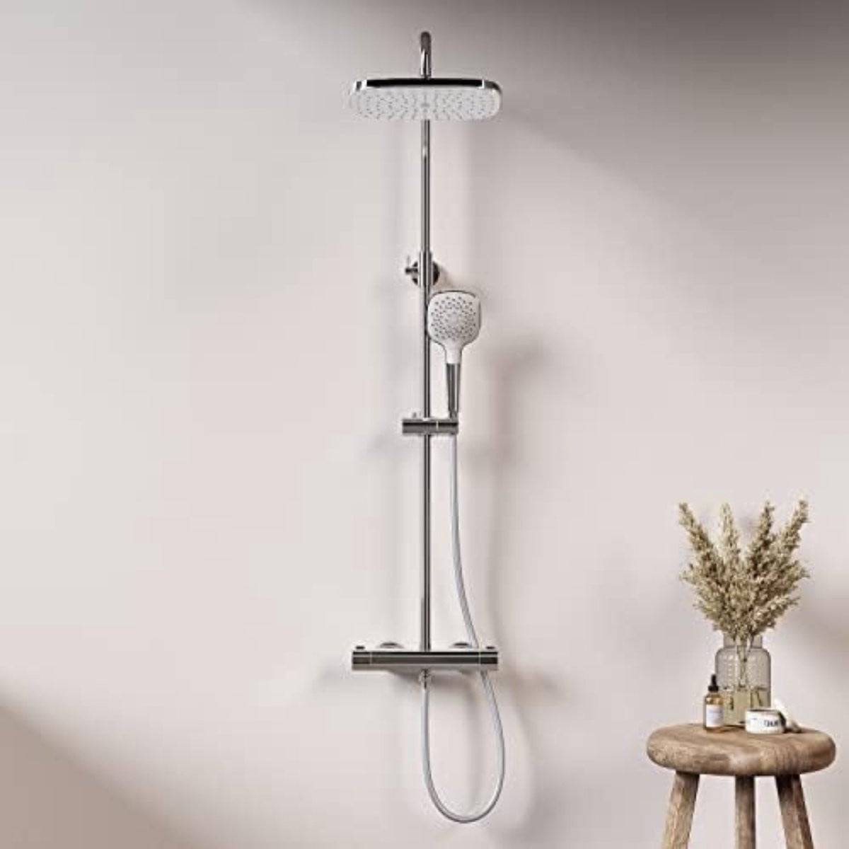 Modern douchepaneel met thermostaatkraan, regendouche en handdouche in chroom en zilver