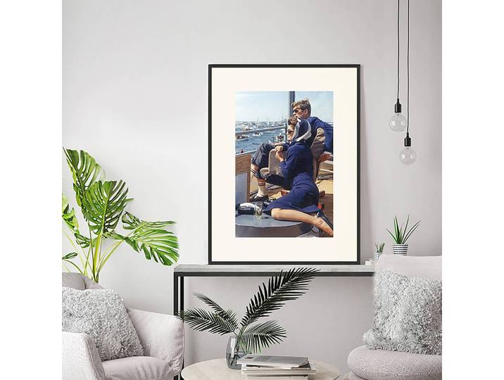 Bild John and Jackie on a boat trip Rahmen: Massivholz Buche, lackiert Abdeckung: Plexiglas Multicolor 62 x 82cm