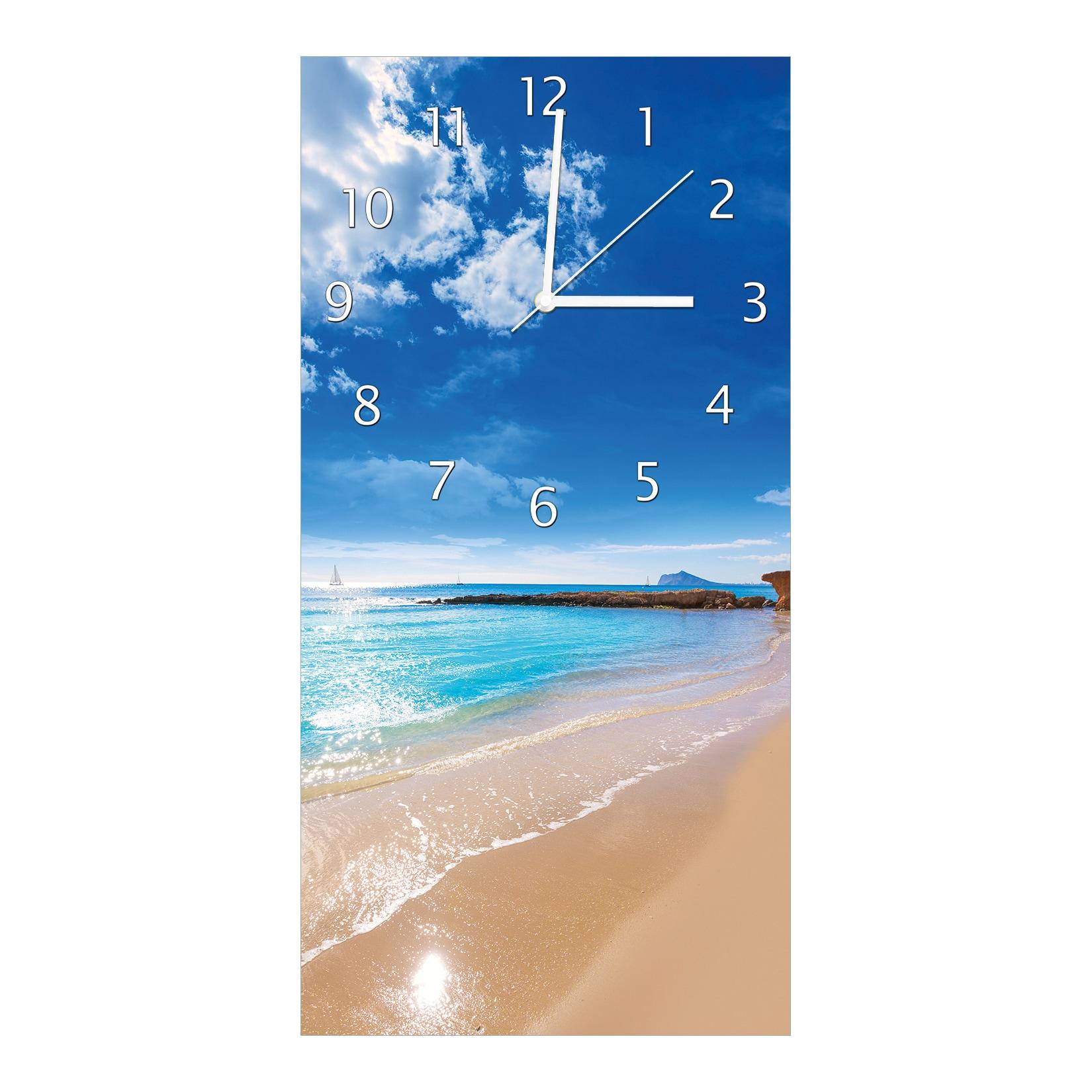 Wallario Uhr 30 x 30 cm, weiße Zeiger Traumstrand unter blauem Himmel