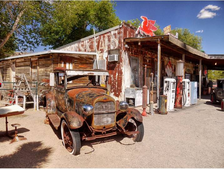 Papermoon Alte verlassene Tankstelle