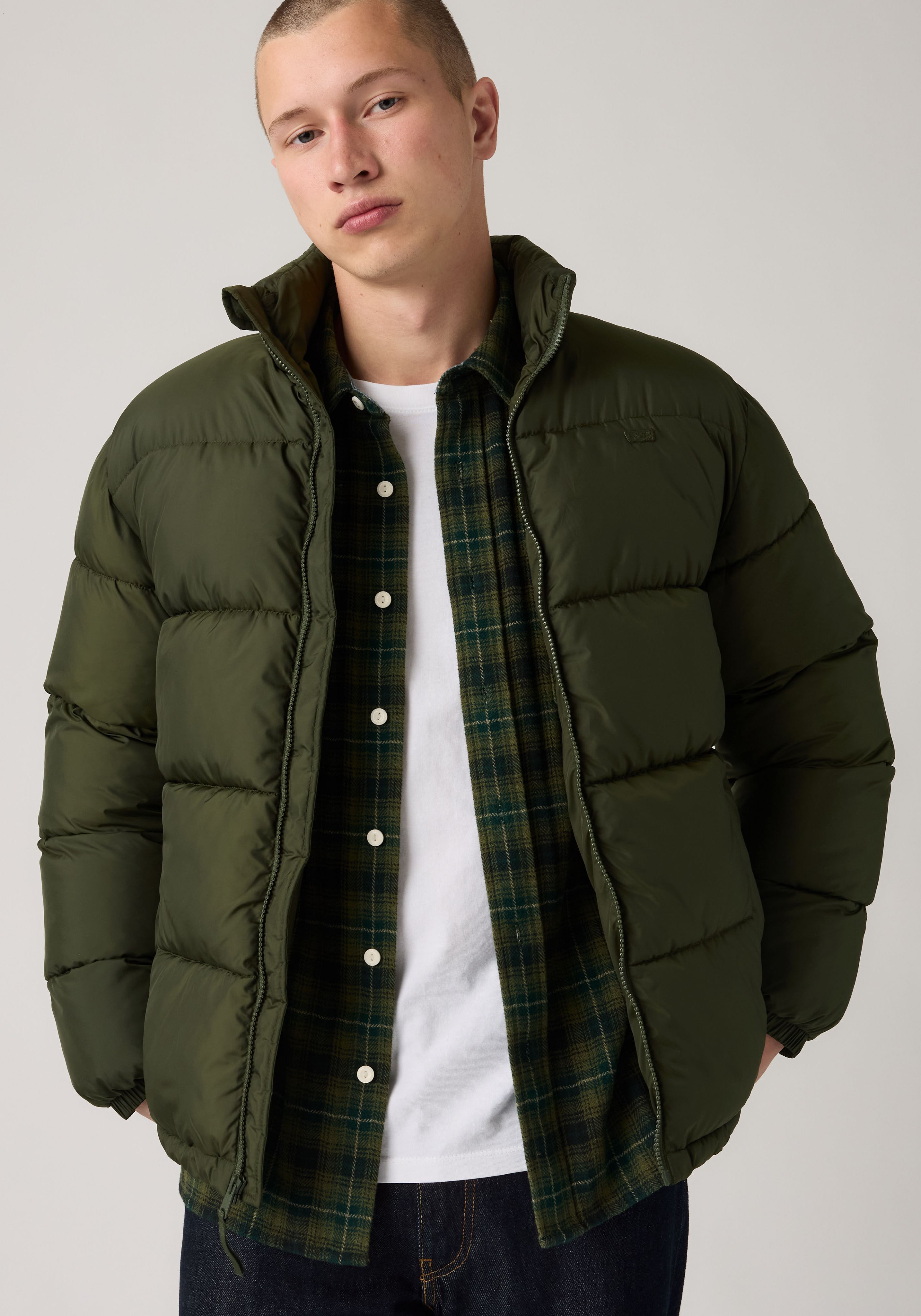 Steppjacke LEVI'S "PIEDMONT SHORT PUFFER", Herren, Gr. XL, grün (1560 rosin), Web, Obermaterial: 100% Polyester, unifarben, bequem hüftbedeckend, Rundhals, Jacken Steppjacke, mit Reissverschluss und Stehkragen 1560 rosin XL