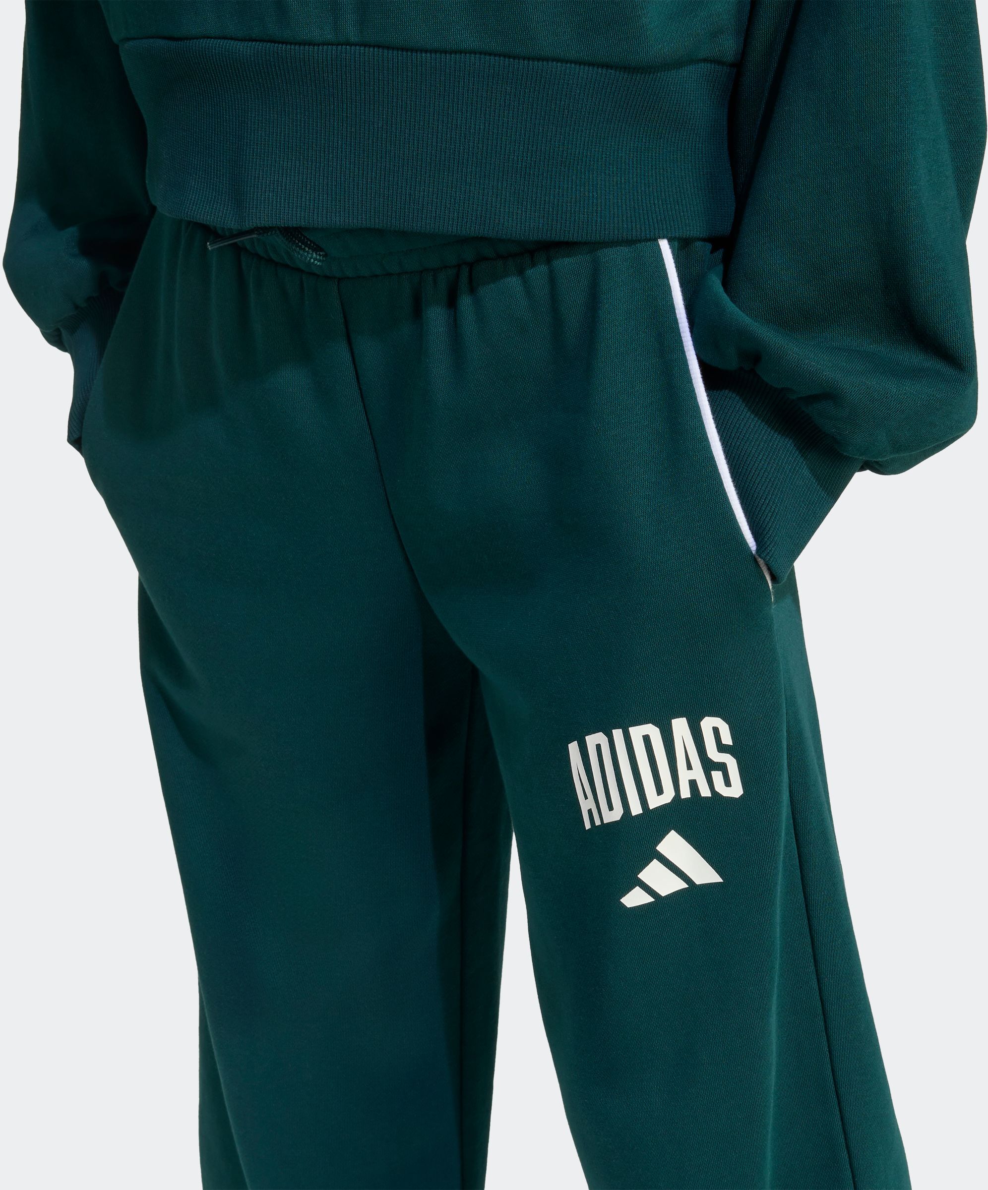 Sporthose ADIDAS SPORTSWEAR "SAISON ESSENTIALS COLLEGE TYPOGRAPHIE KIDS", Mädchen, Gr. 140, N-Gr, aurora ivy, weiß,, Obermaterial: 70% Baumwolle, 30% Polyester, Hosen Sporthose aurora ivy, weiß, 140, N-Gr