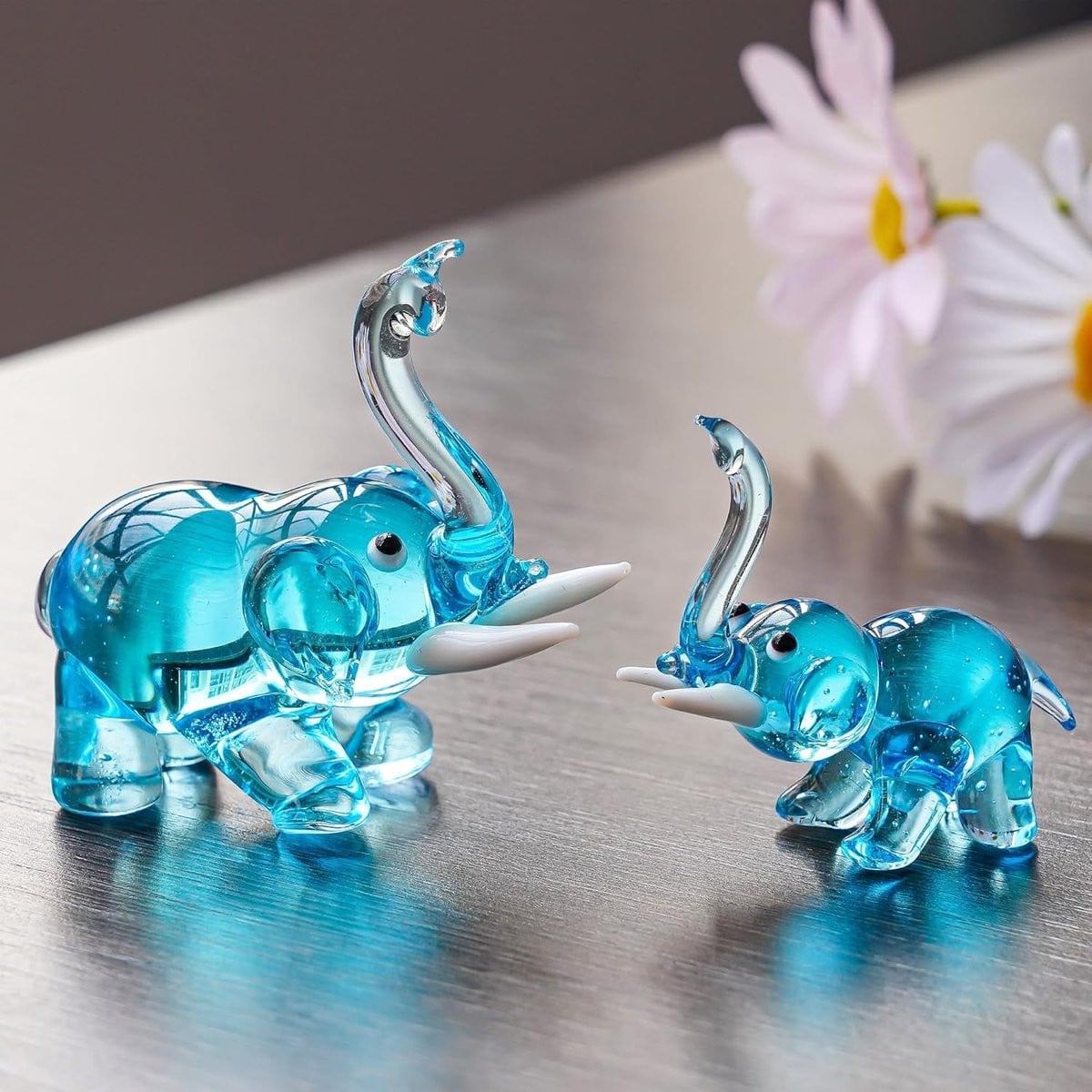 Set van 2 handgemaakte blauwe glazen olifant beeldjes voor decoratie op tafel