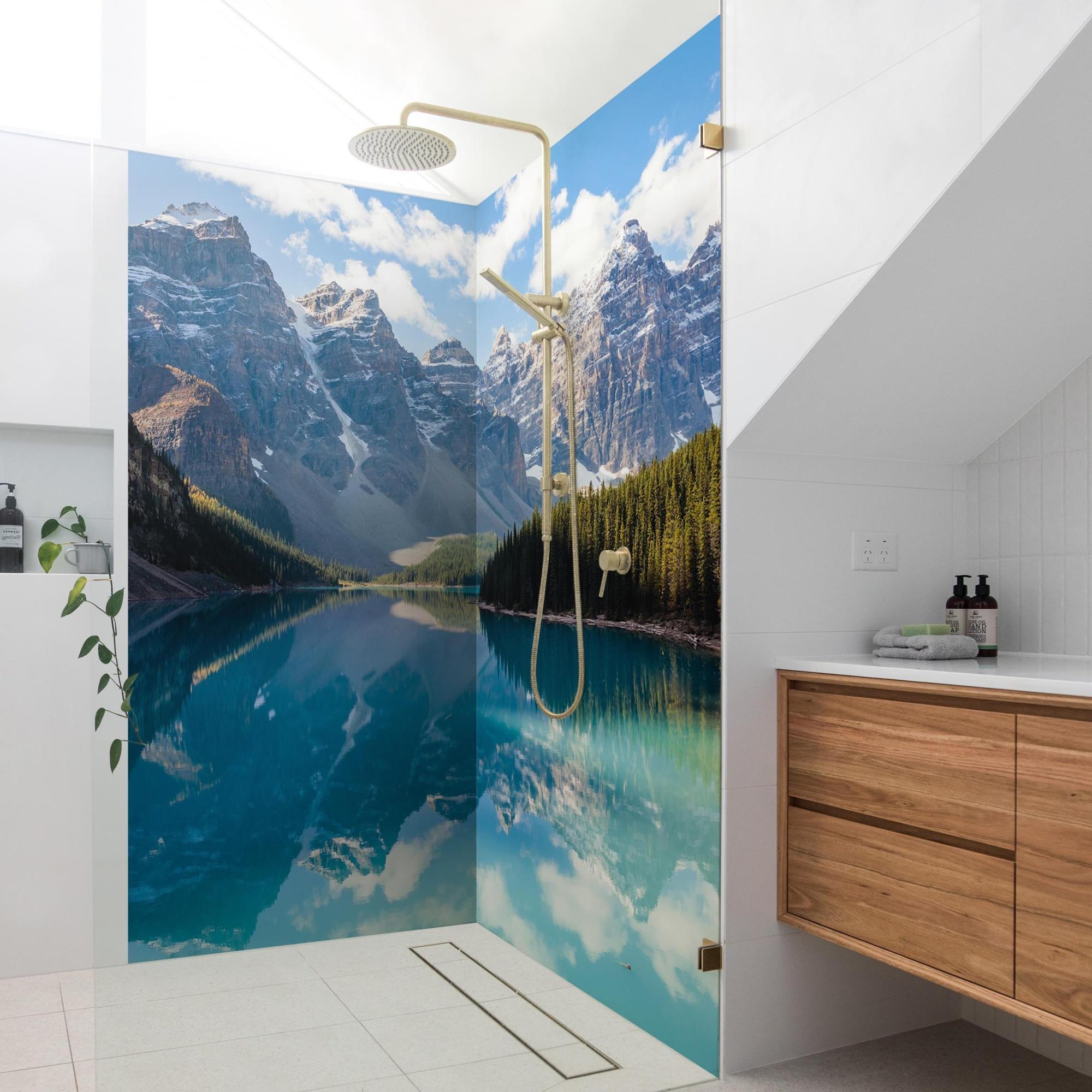Duschrückwand Natur selbstklebend - 0.61 mm Wandpaneel wasserfest Berg blau Motiv Badrückwand fugenlos Premium matt 110x190 cm