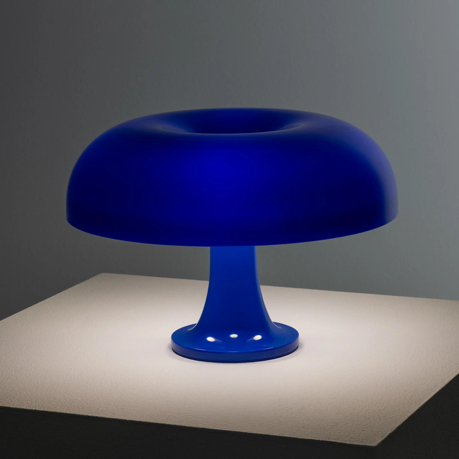 Artemide Nessino tafellamp, blauw, Ø 32 cm