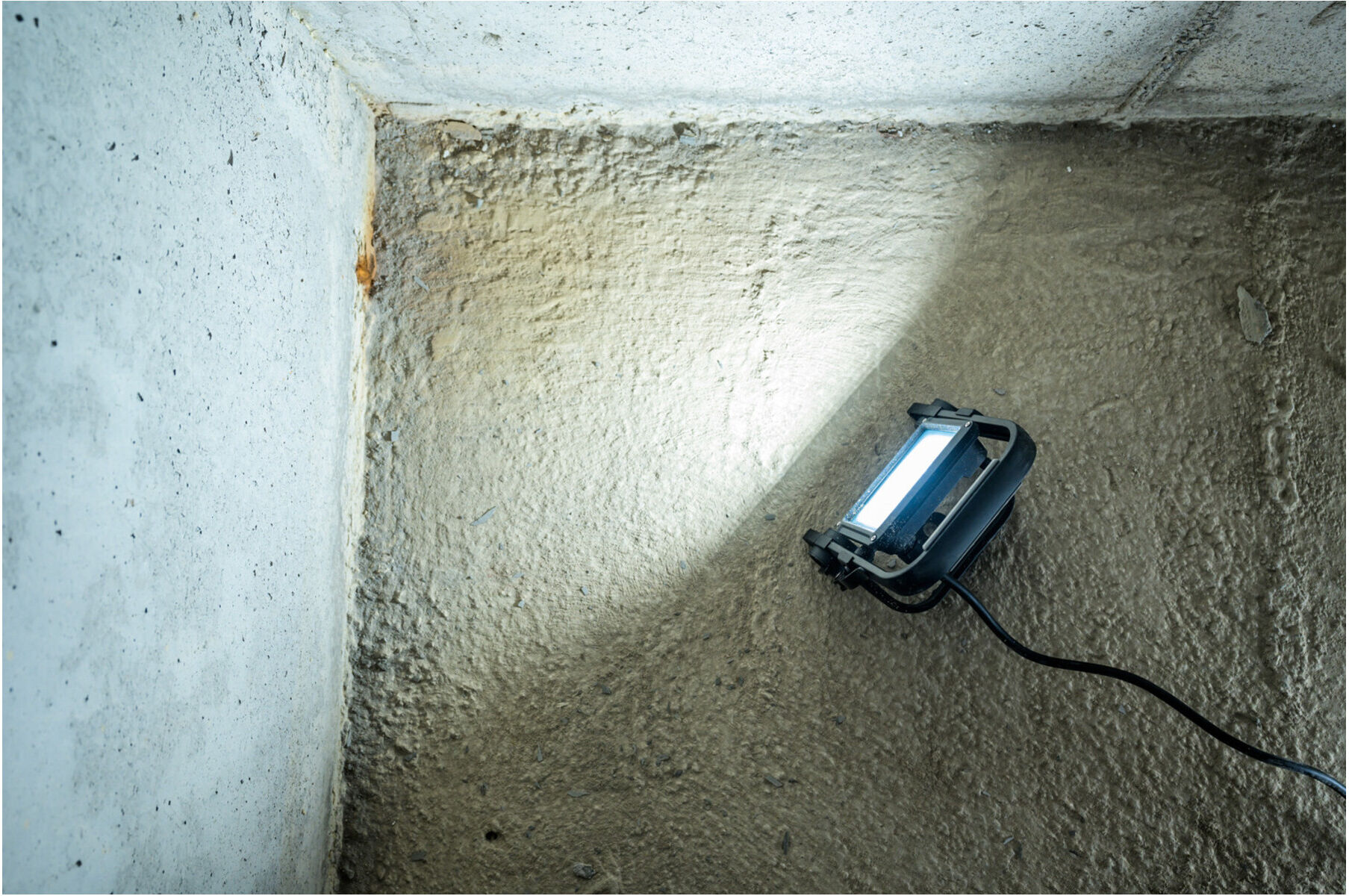 Brennenstuhl Mobiler LED Strahler JARO 3060 M / LED Baustrahler für außen IP65 (LED Arbeitsstrahler 20W mit 2m Kabel, LED Baustellenstrahler mit Schne (1171250243)