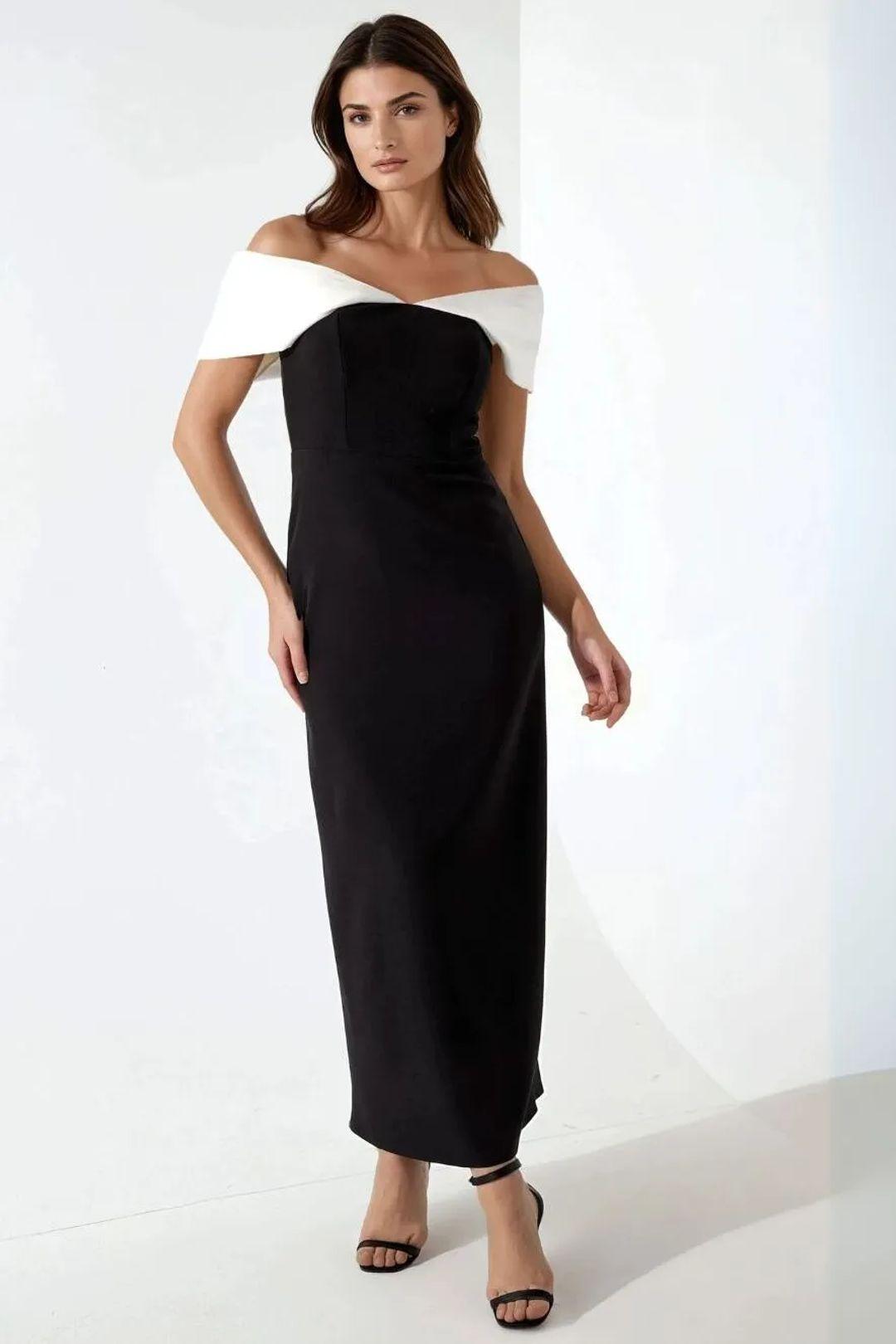 Farbenfrohes Blockmaxikleid mit Herzkragen