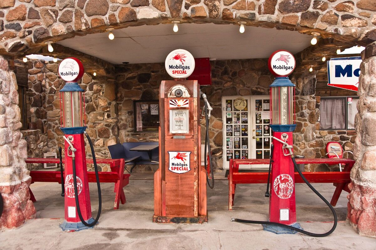 Fototapete PAPERMOON "Alte Tankstelle", bunt, B:2,5m L:1,86m, Vlies, Tapeten, Fototapete