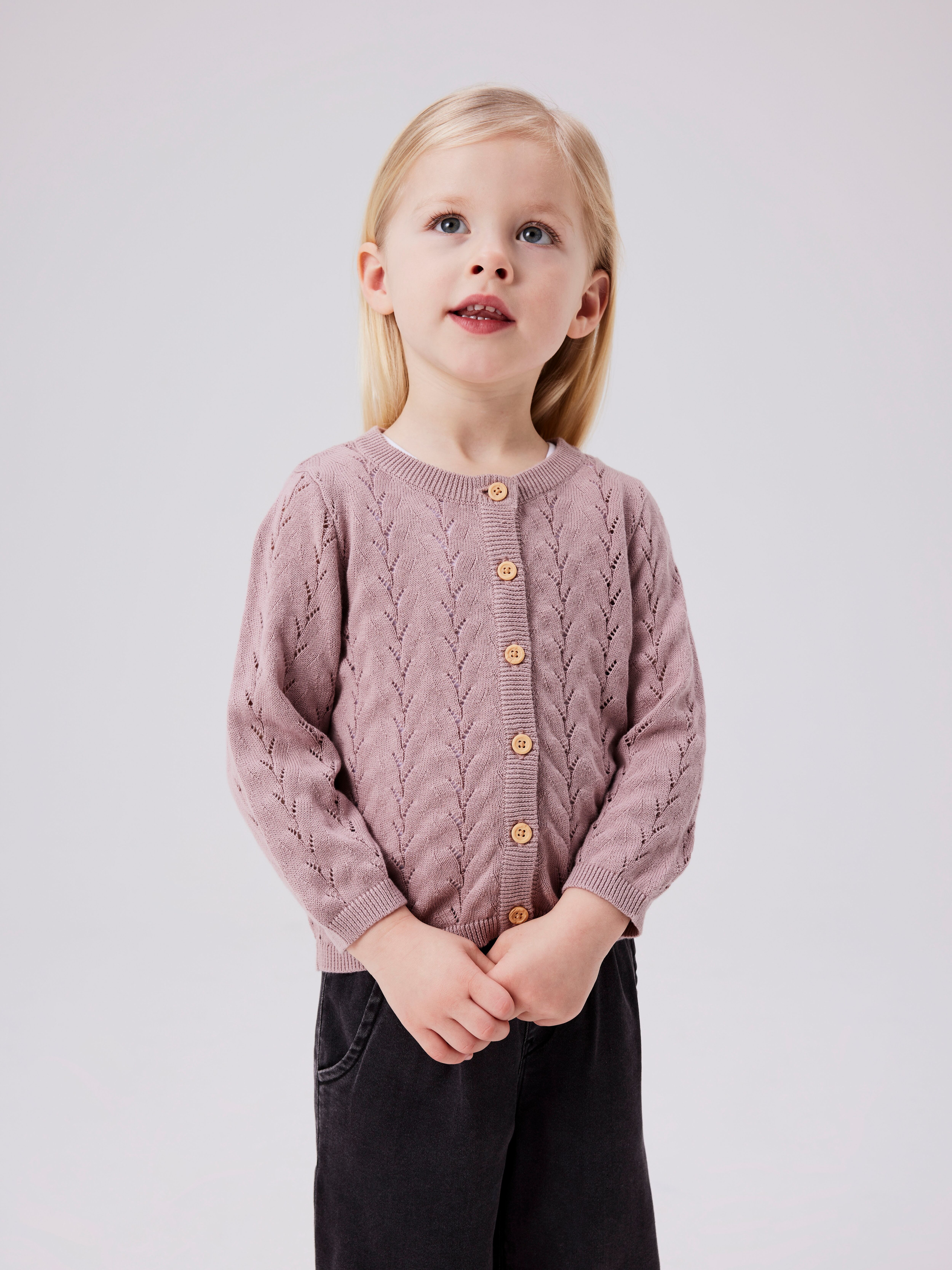 Strickjacke NAME IT "NMFBANNI für Mädchen mit Ajour-Strick und Rippbündchen", Mädchen, Gr. 110, rosa (deauville mauve), Feinstrick, Obermaterial: 100% Baumwolle, unifarben, normal normal, Rundhals, Rippstrickbündchen, Strickjacken Strickjacke, unifarben, 