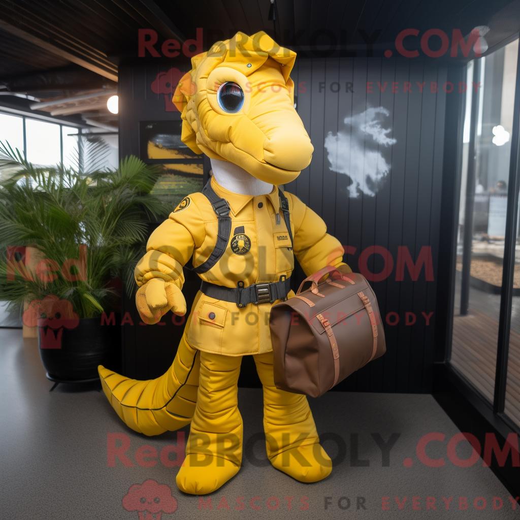 Maskottchen REDBROKOLY eines gelben Seepferdchens mit Bomberjacke und Aktentasche