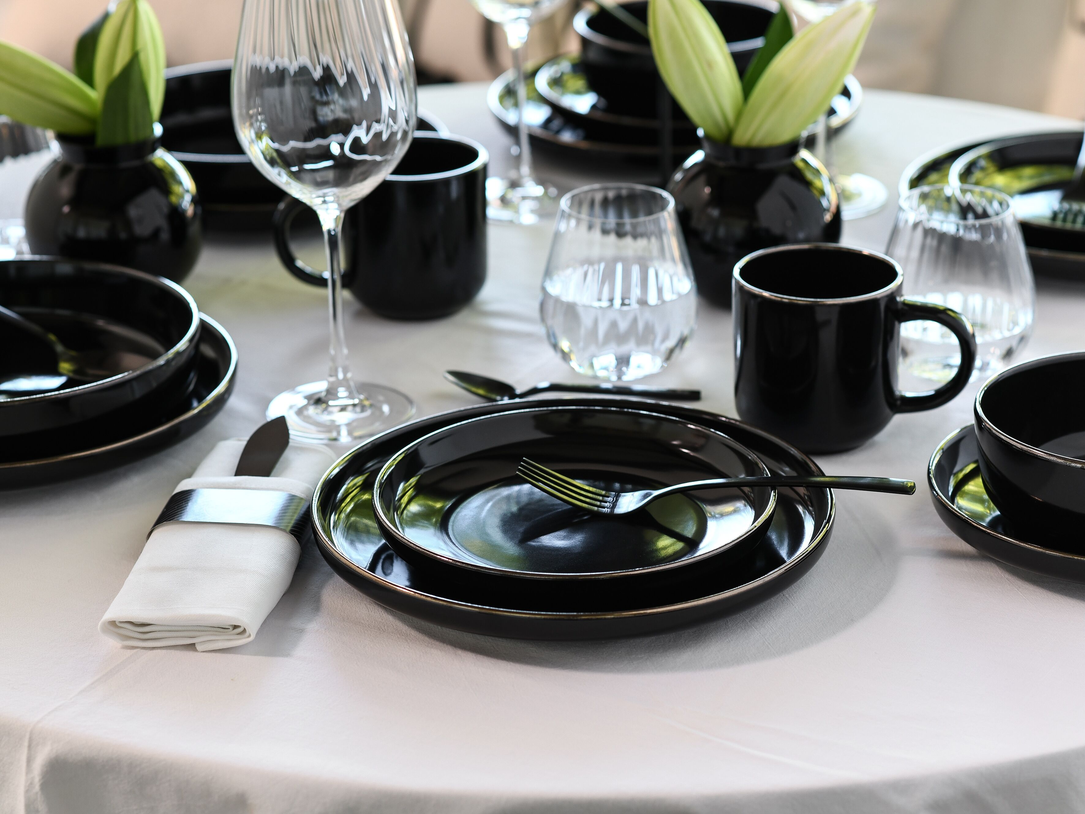 Kombiservice CREATABLE "Nordic Festive, Service 30-tlg.", schwarz, 30, Steinzeug, Geschirr-Sets, Kombiservice, Minimalistisches Design, Dezente goldene Akzente