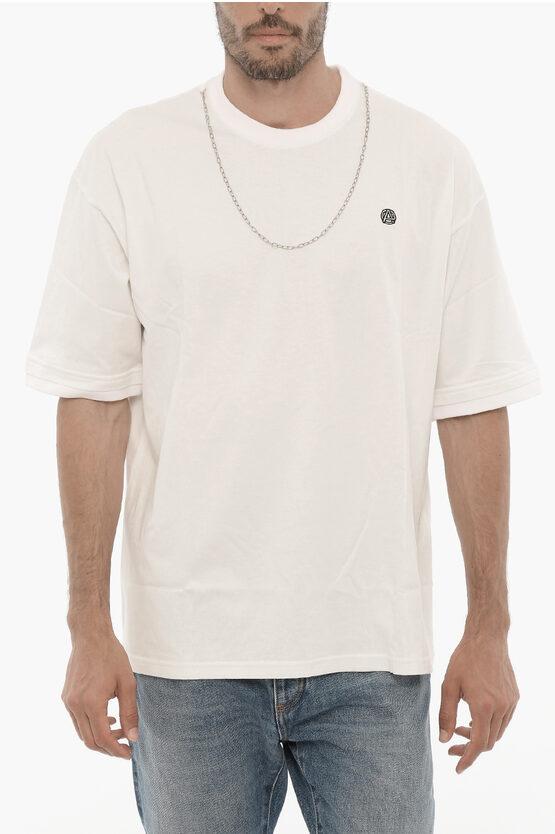 T-Shirt mit Rundhalsausschnitt, abnehmbarer Kette und Logo-Stickerei in Weiß
