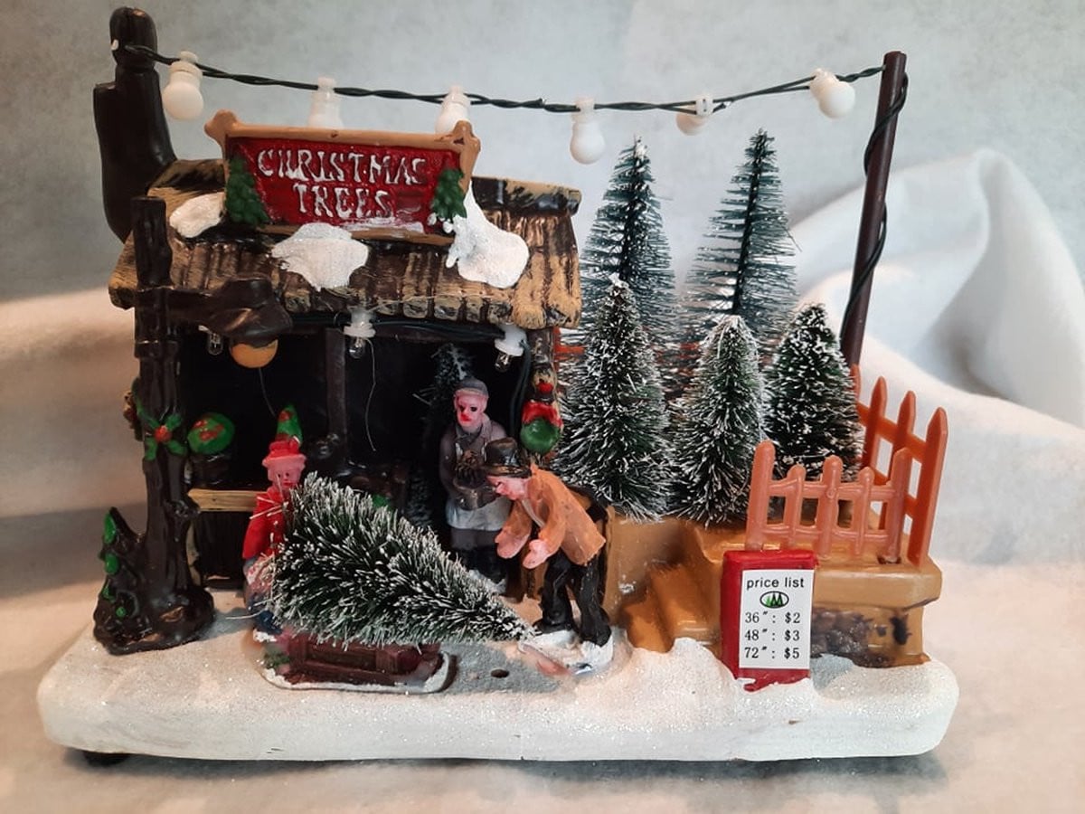 Kerstdorp met verlichte kerstboom winkel