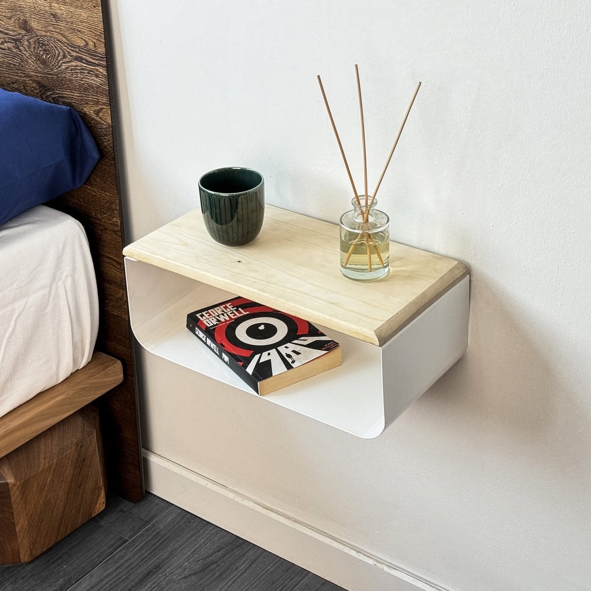 Wit minimalistisch zwevend nachtkastje voor in de slaapkamer