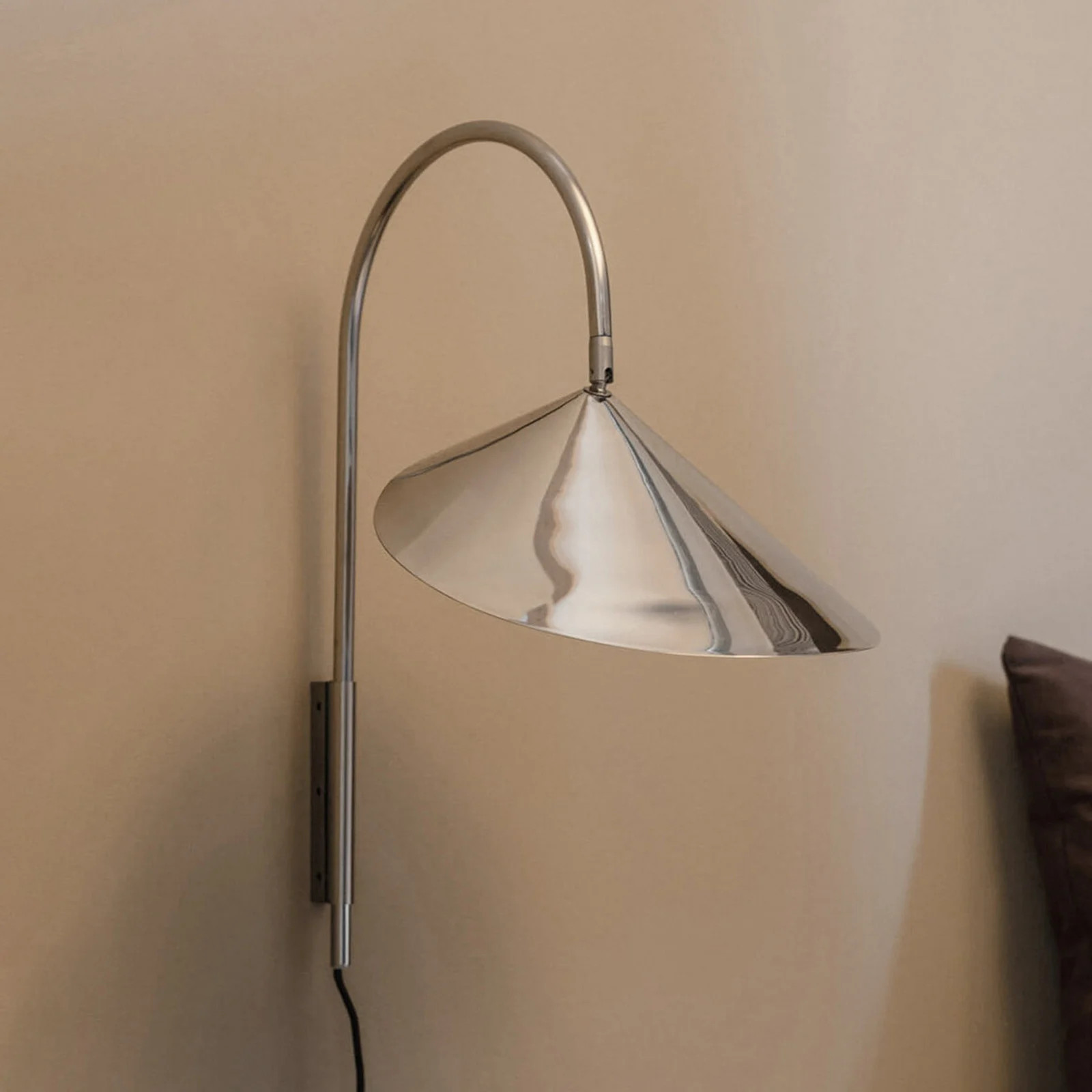 ferm LIVING Arum wandlamp van roestvrij staal, 47 cm