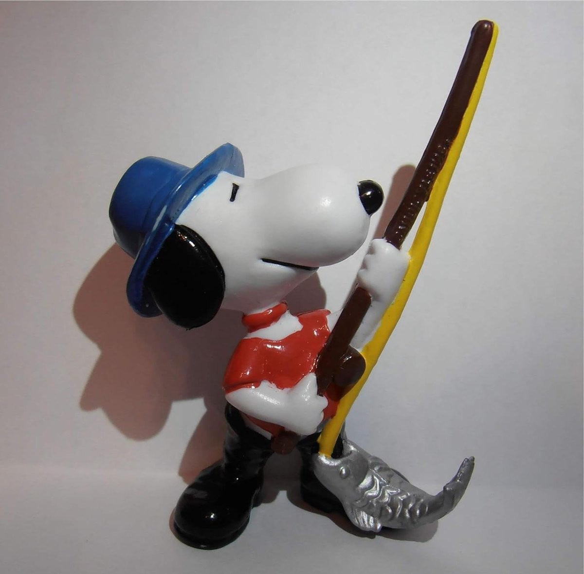 Disney Snoopy Vissende Figuur - Peanuts Decoratie - Wit - Hoogte: 7.5 cm