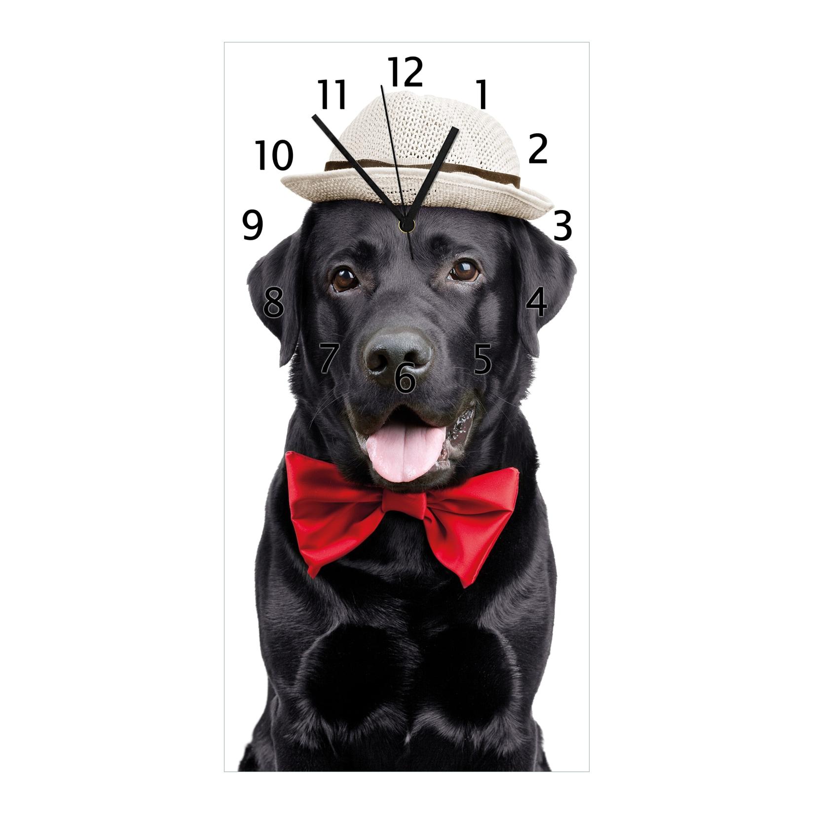 Wallario Uhr 30 x 30 cm, schwarze Zeiger Schwarzer Labrador Retriever mit roter Fliege und Mütze