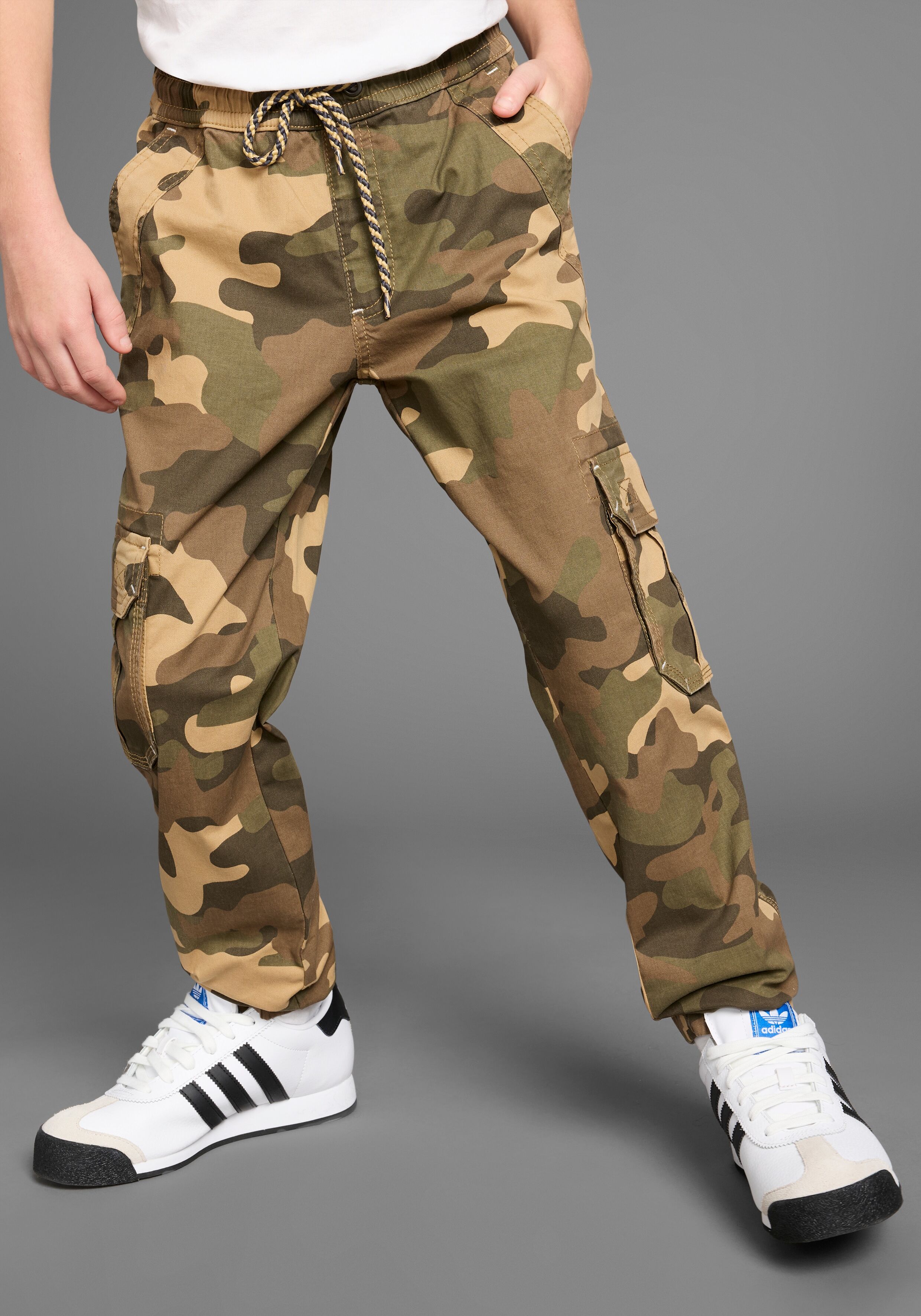 Cargohose KIDSWORLD "in coolen Tarnfarben", Jungen, Gr. 158, N-Gr, beige (sand tarnfarben), Twill, Obermaterial: 98% Baumwolle, 2% Elasthan, bedruckt, Basic lang, Hosen Cargohose, mit lässigen Cargotaschen sand tarnfarben 158, N-Gr