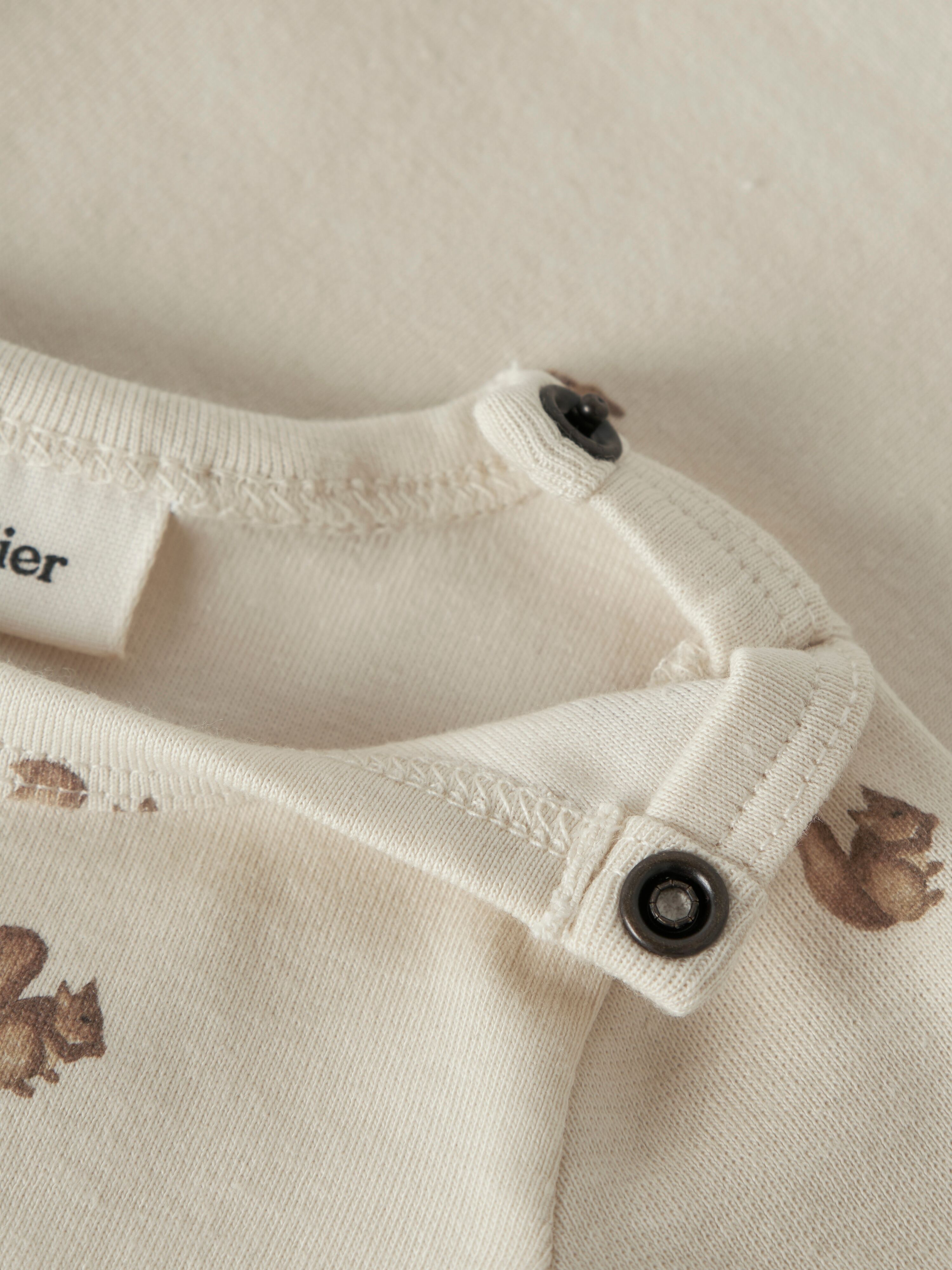 Langarmbody LIL' ATELIER "NBNLAYO KIM LS SLIM BODY LIL NOOS", Jungen, Gr. 68, N-Gr, beige (turtledove aop:squirrel), Jersey, Obermaterial: 57% Baumwolle, 38% Lyocell, 5% Elasthan, bedruckt, Rundhals, Bodys, Baumwollmischung