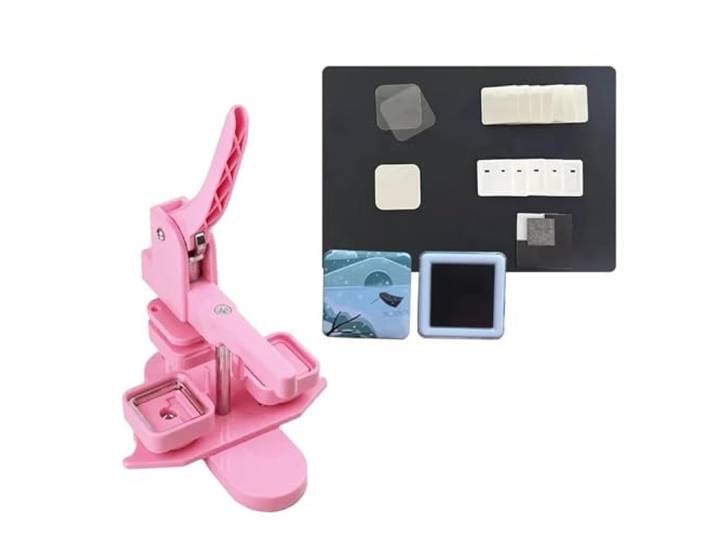 Badge Making Kit Die dreifarbige quadratische Kühlschrank-Ausweismaschine 50 x 50 mm eignet sich zur Herstellung von Kühlschrankmagneten/Ausweisnadeln Button Press Maschine(Pink Set)