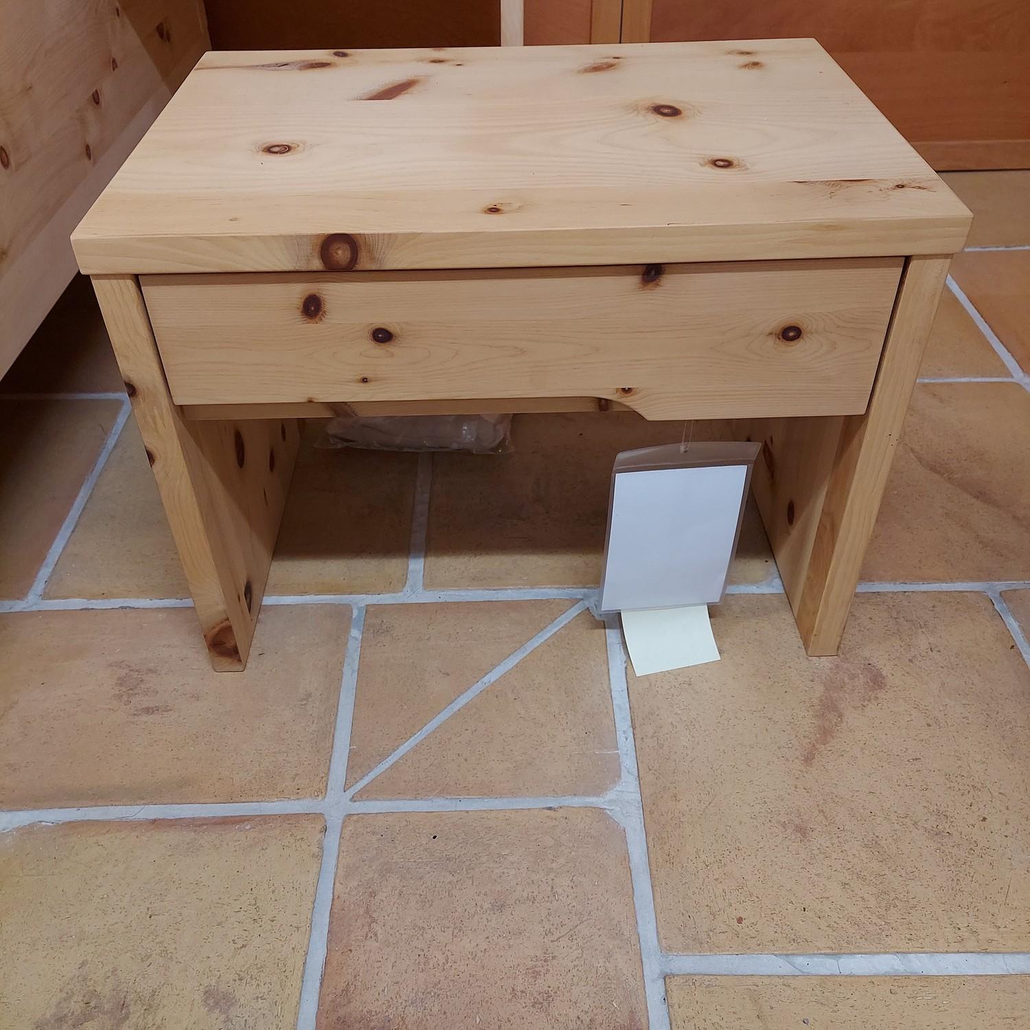 Nachttisch aus massivem Zirbenholz, moderner Stil, 55 cm Breite, 40 cm Tiefe, 41 cm Höhe