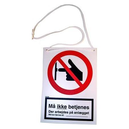 JO Safety Plast skilt med snor 148x105mm, med tekst: Må ikke betjenes. Der arbejdes på anlaegget (5708387017851)