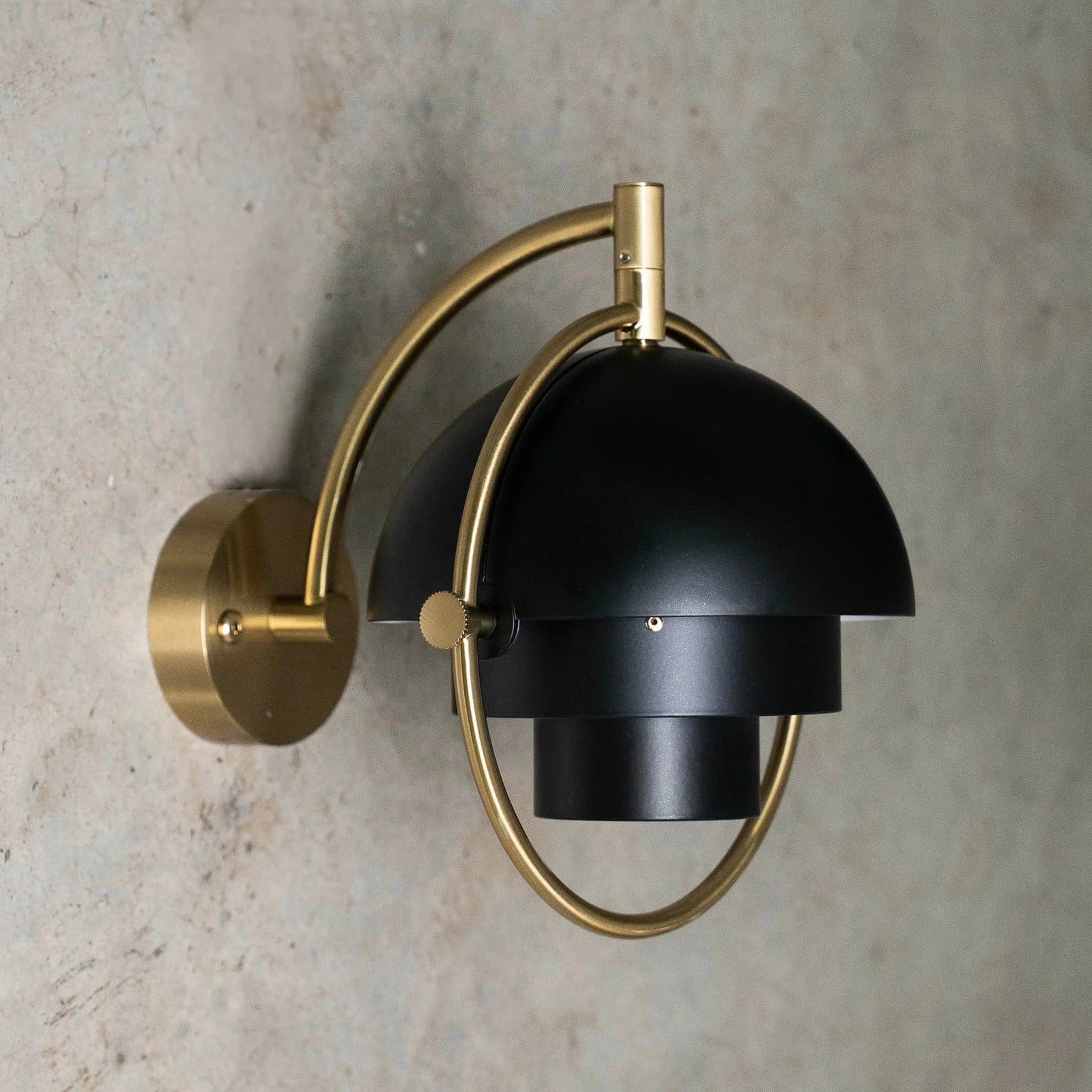 Gubi Multi-Lite verstelbare wandlamp zwart en messing met G9 fitting