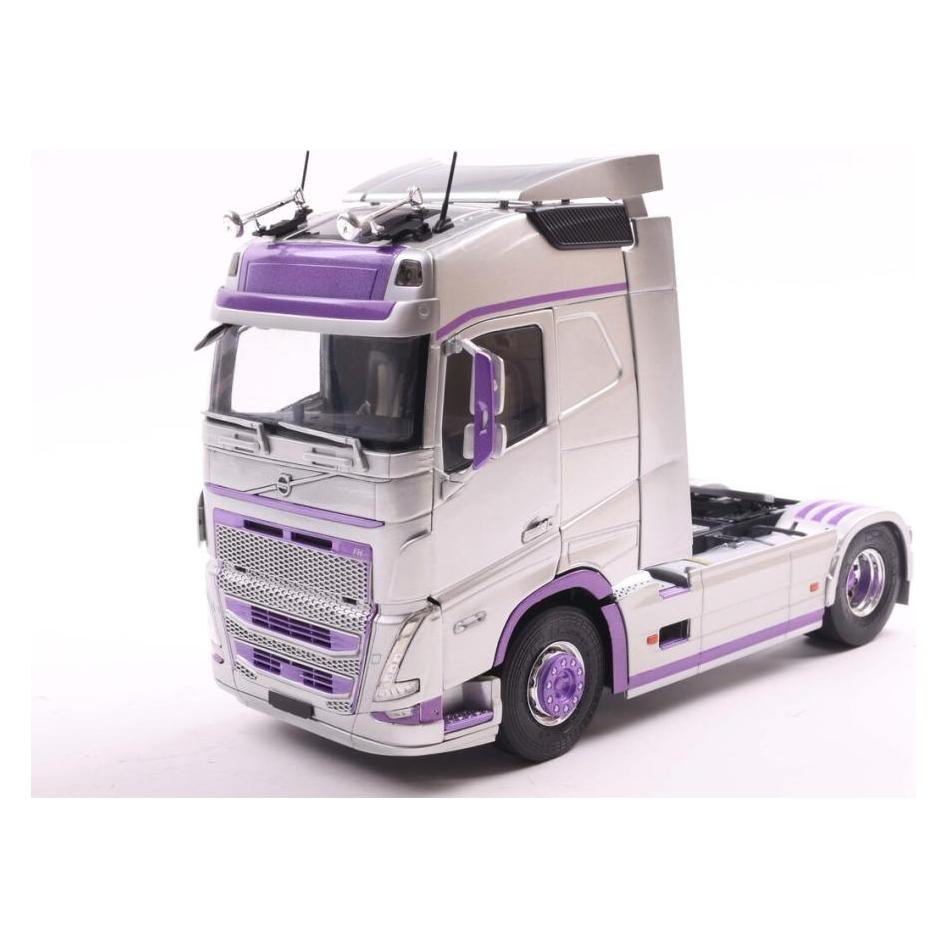Solido 1:24 Volvo FH Globetrotter XL silb./lila (421240214)