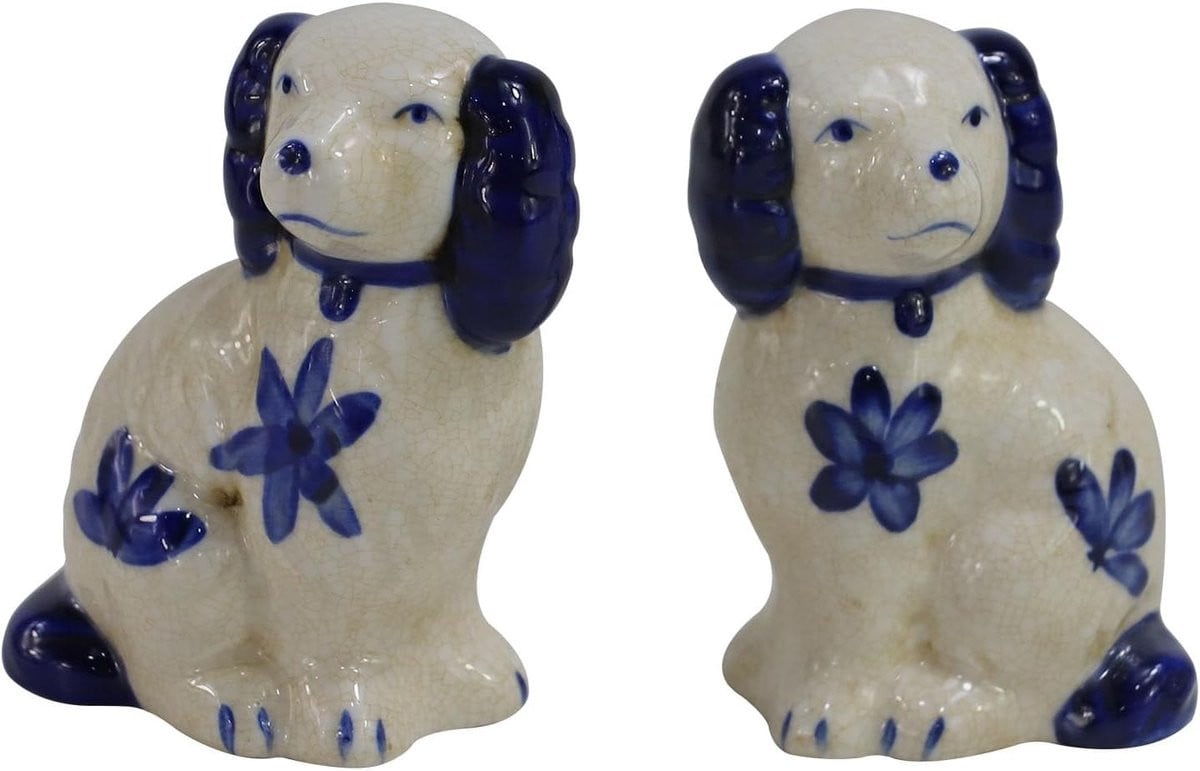 Handgeschilderde miniatuur porseleinen hondenfiguren met blauwe en witte bloemen, Hoogte: 8,9 cm