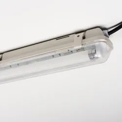 Shada  LED Leuchte mit LED Röhre IP65 1X7,5W 60CM 1100LM 4000K PF0,9 inkl. einstellbarem HF-Sensor PC Clips