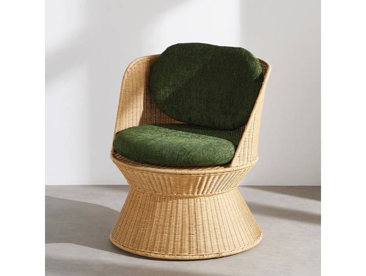 Rattansessel und grüne Kissen