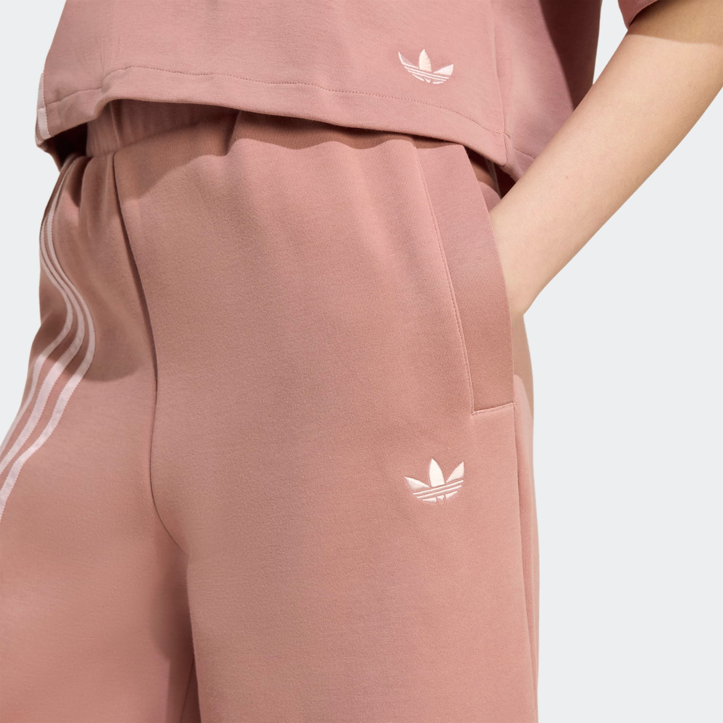 Sporthose ADIDAS ORIGINALS "OFF PLACED 3-STREIFEN WEITE", Damen, Gr. XS, N-Gr, rosa (warm clay, normal, gr.), Obermaterial: 53% Baumwolle, 47% Polyester, Hosen Sporthose, asymmetrische 3-Streifen, für Lauftraining, lockere Passform warm clay, normal, gr. 