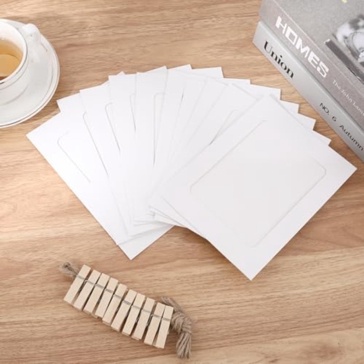 PromoHome Fotogordijn met 30 stuks Kraftpapier Fotolijstjes van 10x15 cm, Fotowand Accessoires met Klemmen en Hennep Touw