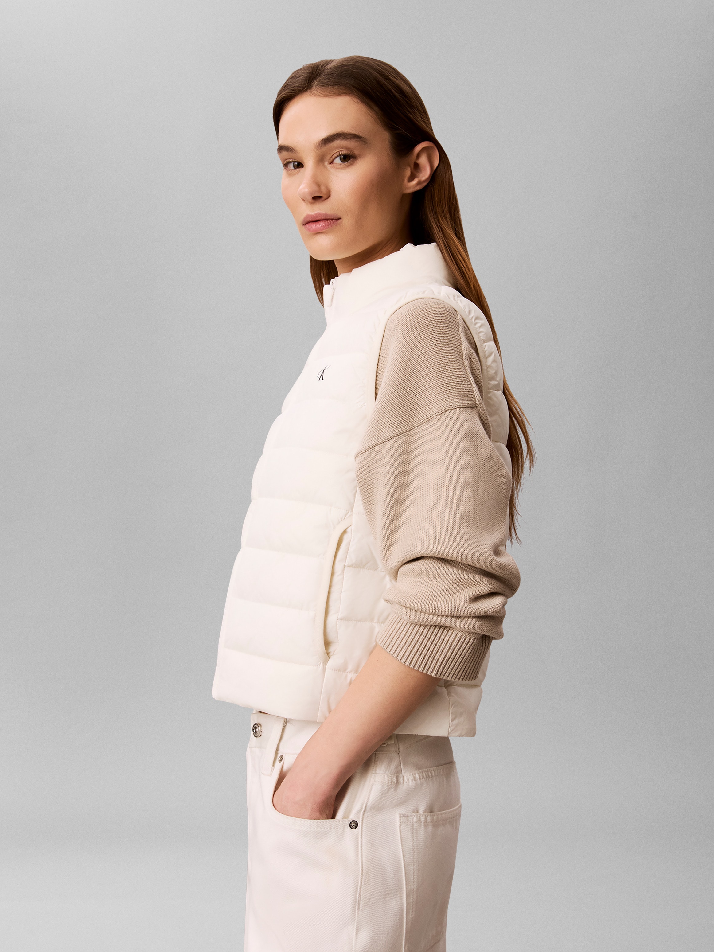 Steppweste CALVIN KLEIN JEANS, Damen, Gr. L, weiss (tofu), Web, Obermaterial: 100% Polypropylen, unifarben, taillenbedeckt, hoch geschlossener Ausschnitt, Westen Steppweste, Stehkragen, kurze Form, wattiert tofu L