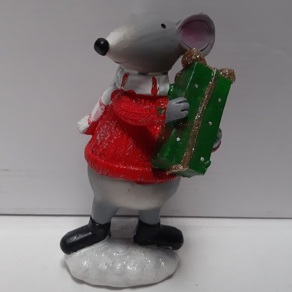 Winterse muis met rode trui en groot cadeau beeldje, 17 cm