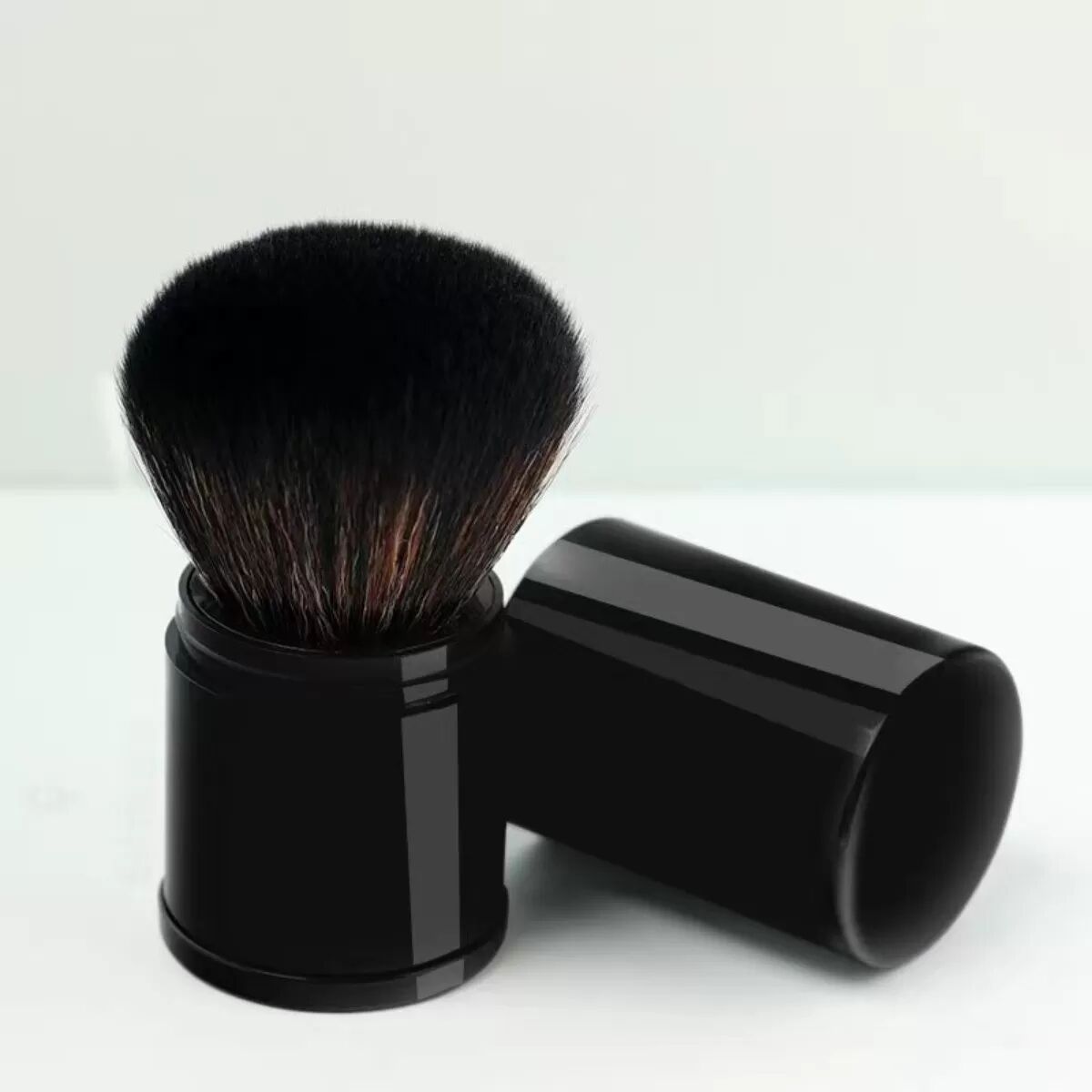 INF Einziehbare Puder-/Rouge-Pinsel (2er-Pack) - Für flüssige, cremige und pudrige Anwendung Schwarz