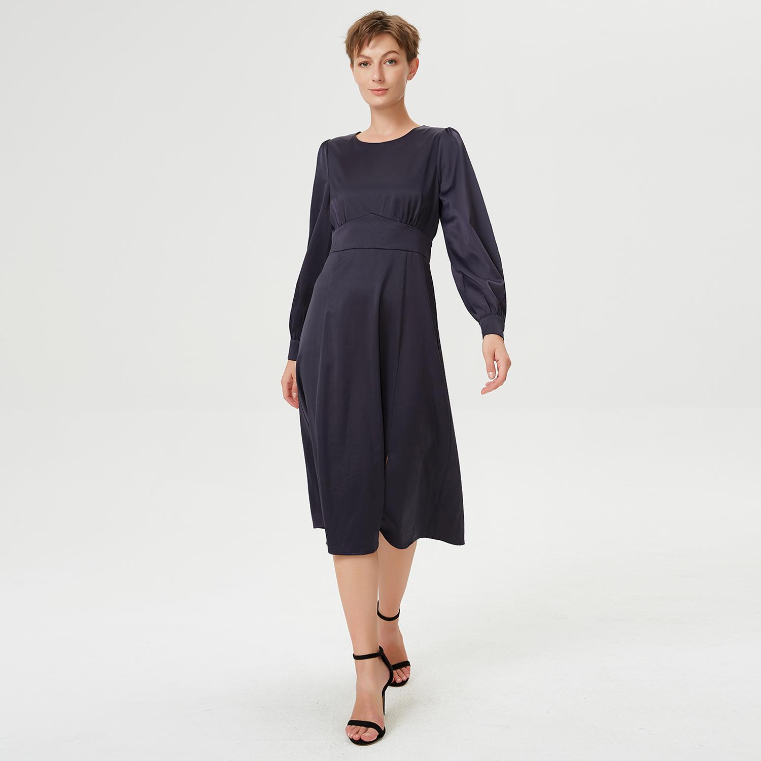 Angepasstes und ausgestelltes fließendes Blusenkleid