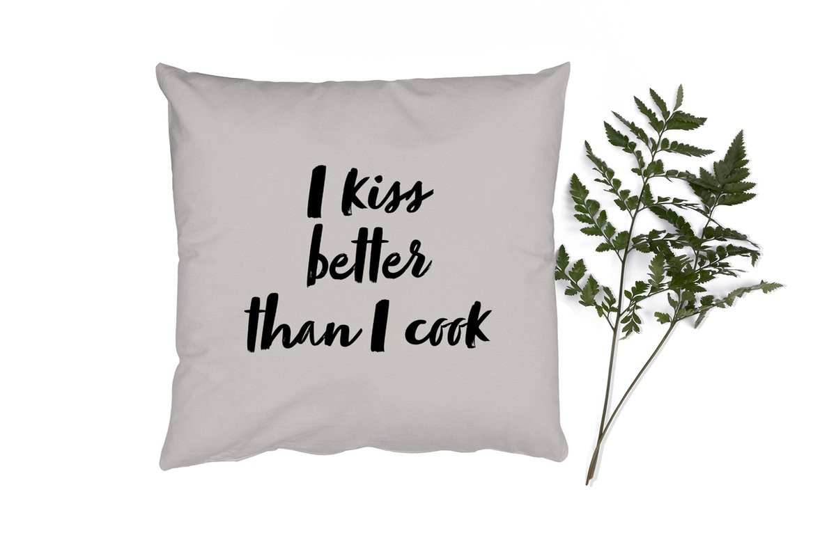 Sierkussen met quote I kiss better than I cook - 60 x 60 cm