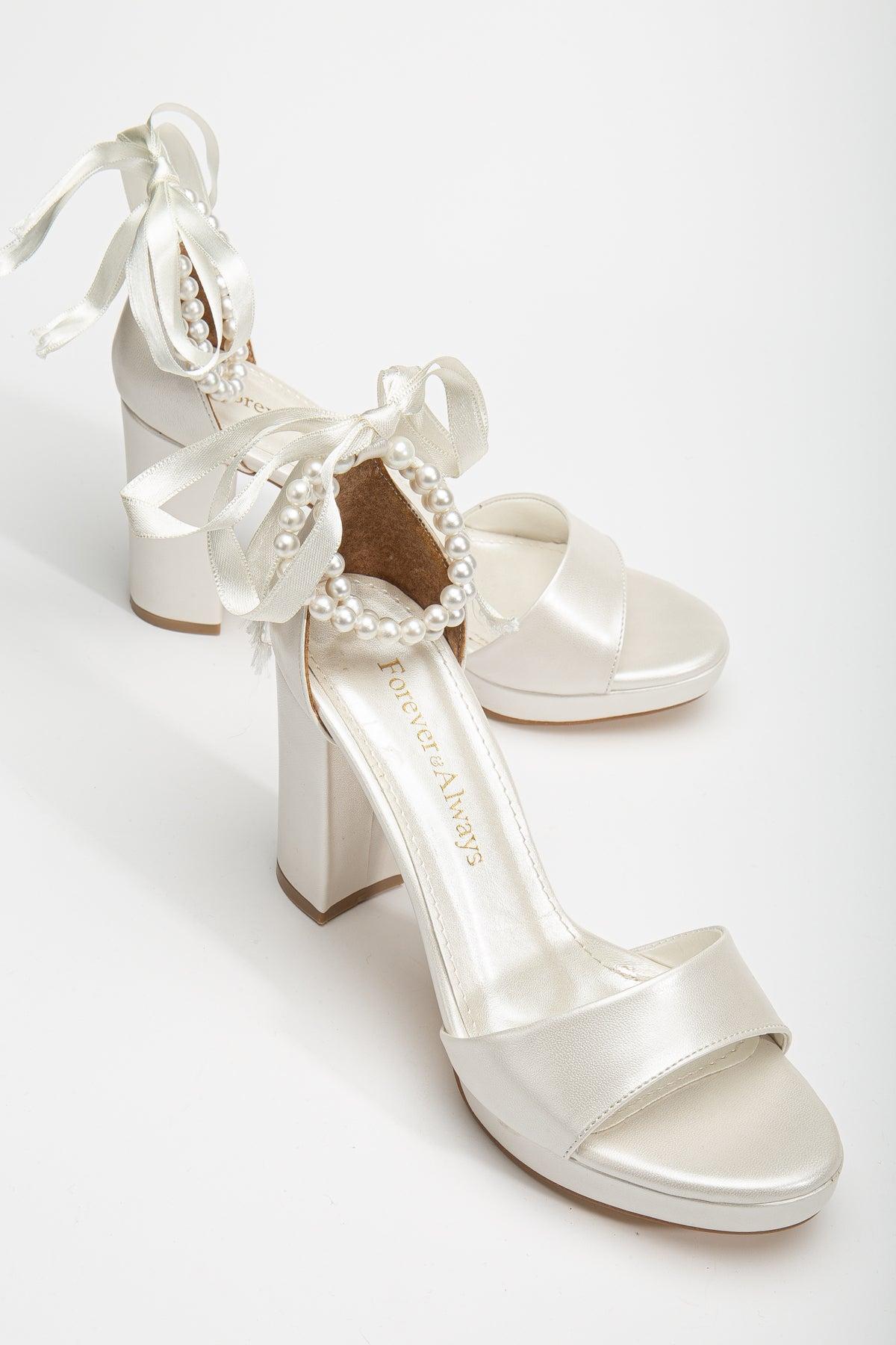 Renee Plateau Sandalen with Pearls