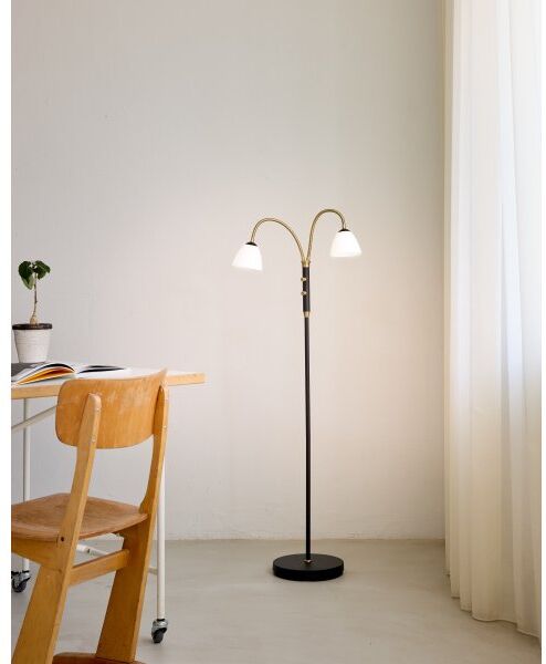 Halo Design Lucid Led 2-Arm Gulvlampe Ø36 Cm, H140 Cm, Opal