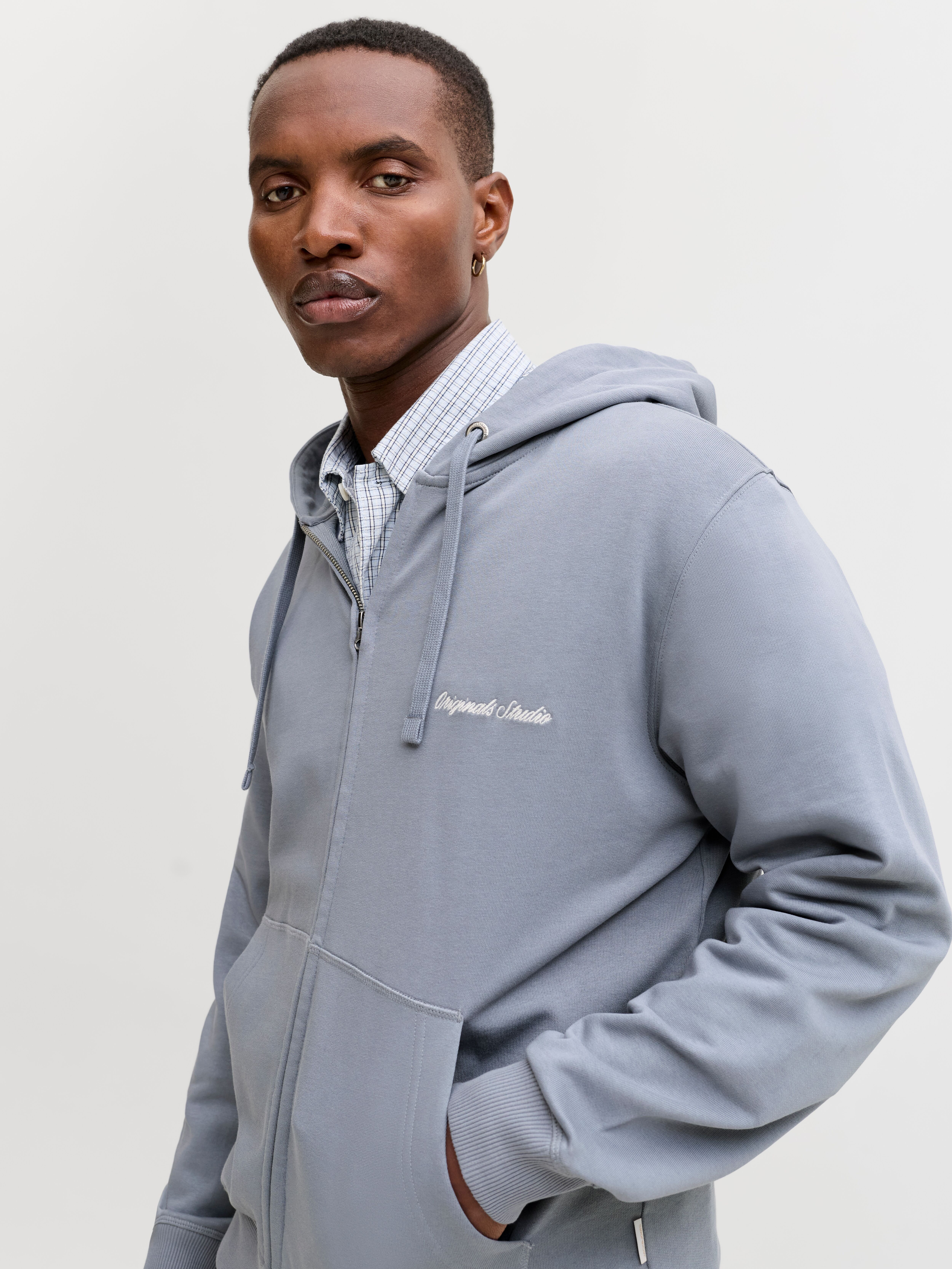 Kapuzensweatshirt JACK & JONES "JORNORREBRO EMB SWEAT ZIP HOOD NOOS", Herren, Gr. XS, blau (tradewinds), angeraute Sweatware, Obermaterial: 89% Baumwolle, 11% Polyester, bedruckt, relaxed fit normal, Rundhals, Rippbündchen, Sweatshirts Kapuzensweatshirt, 