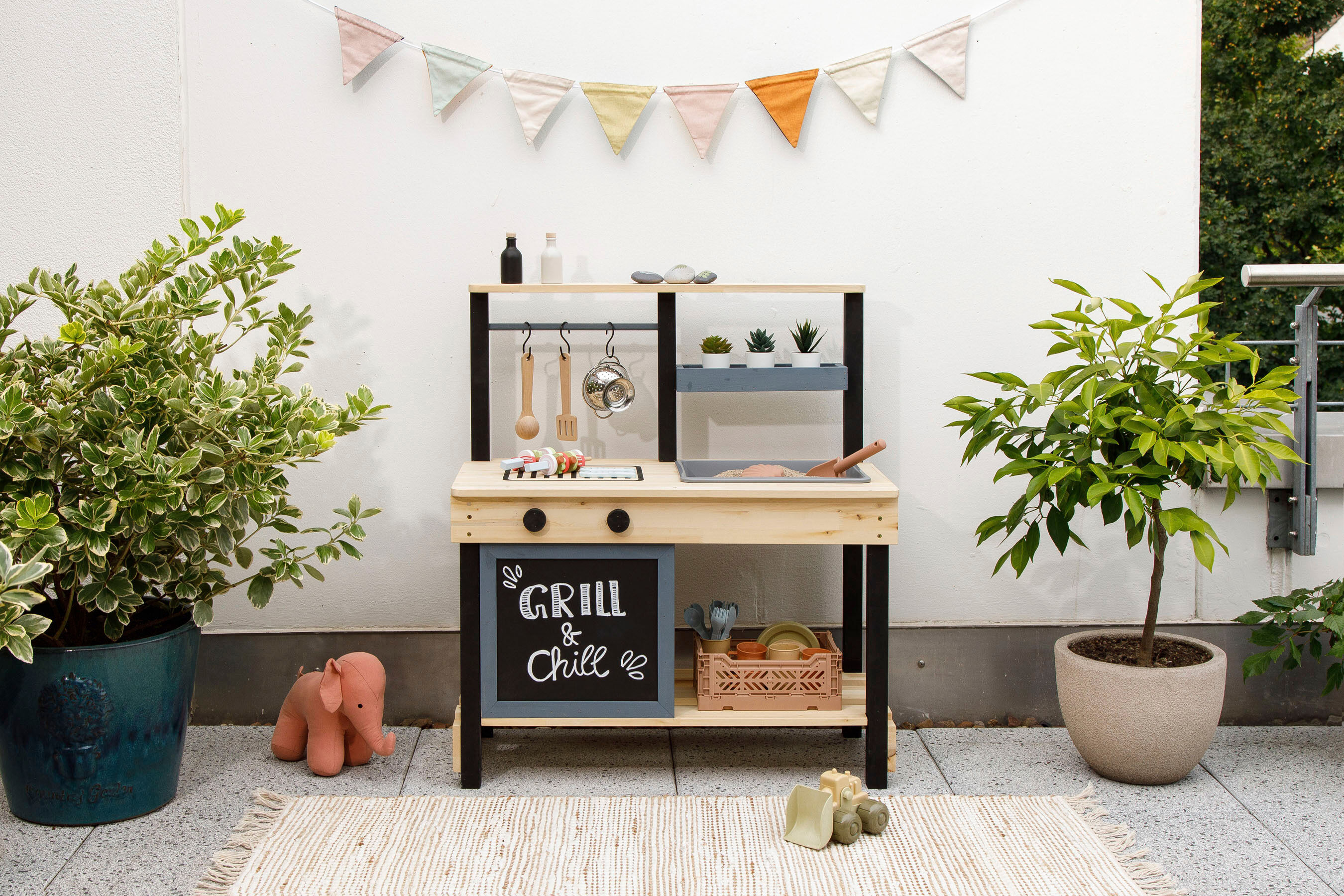 Outdoor-Spielküche MUDDY BUDDY "Grill & Chill", schwarz (natur, schwarz), Spielküchen, KinderB:80cm H:90cm T:40cm, Holz, Outdoor-Spielküche, natur - schwarz, B:80cm H:90cm T:40cm