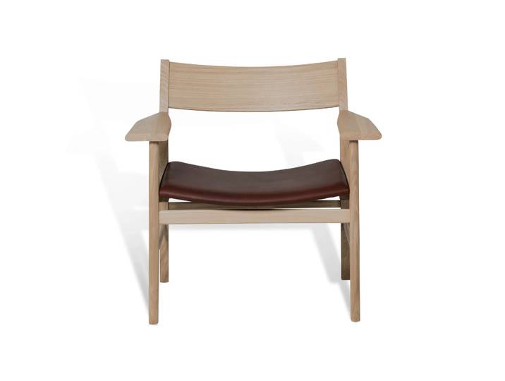 Mavis Siza Loungesessel Weißpigment. mattlackierte Eiche-mocca Tärnsjöleder