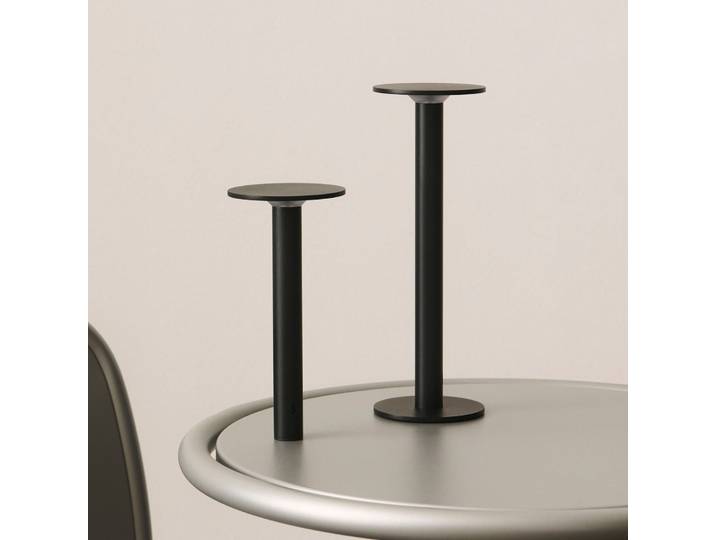 HOST PORTABLE LED-Akku-Tischlampe, anthrazit 30 cm IP44 - HAY - Wohnzimmer - Modern - Aluminium - Mit Schirm