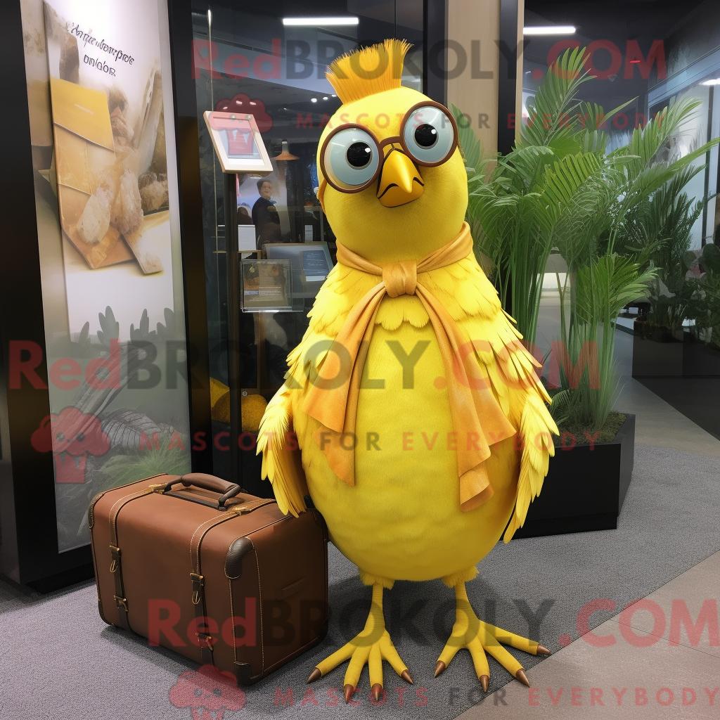 Maskottchenfigur REDBROKOLY einer gelben Wachtel mit Wickelrock und Aktentasche
