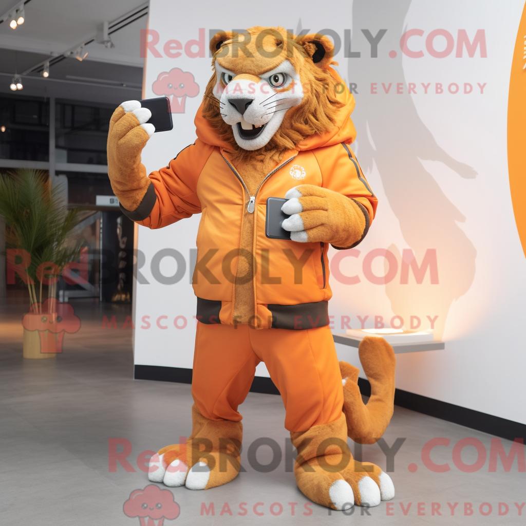Maskottchen-Charakter REDBROKOLY eines orangefarbenen Smilodon mit Jacke und Clutch