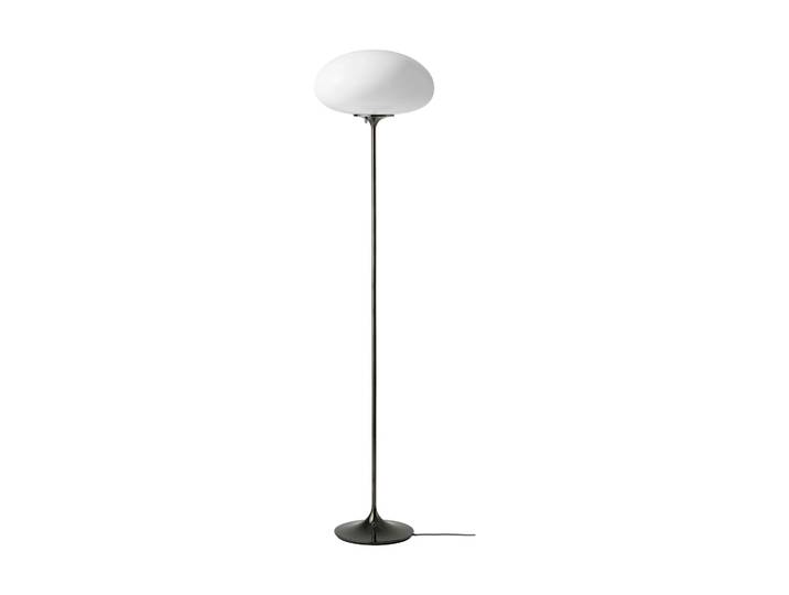 GUBI Lampadaire stemlite Black chrome verre opale 150 cm