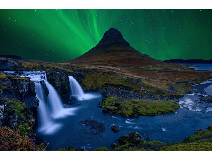 Fototapete PAPERMOON Photo-Art ALVARO ROXO, KIRKJUFELL UNTER EINEM BOREALEN GRÜNEN HIMMEL , bunt, B:5m L:2,8m, Vlies, Tapeten, Fototapete
