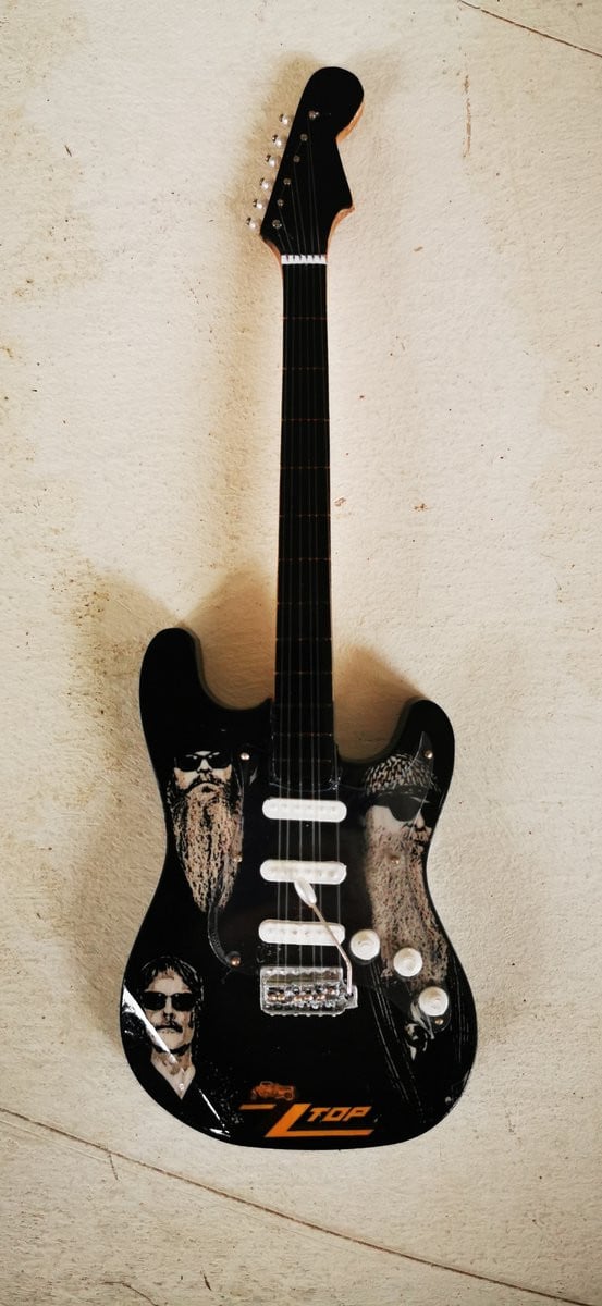ZZ Top Miniatuur Gitaar ST Model – Houten Blues Rock Decoratie met Standaard – Hoogte: 25 cm